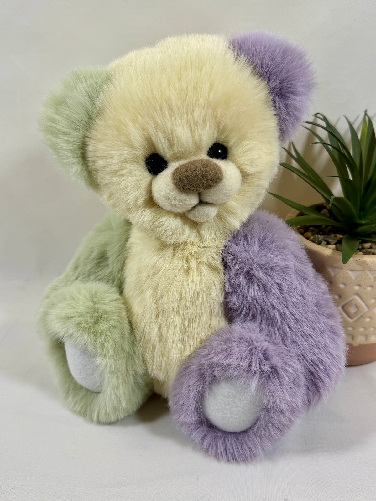 Pastel ours de collection articulé 30 cm en fausse fourrure vert pastel jaune vanille et mauve lilas, création artisanale unique