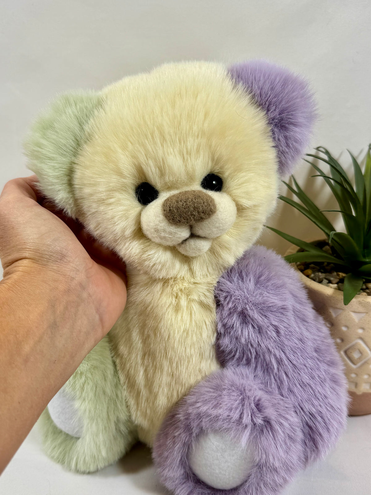 Ours de collection Pastel fait main en France avec museau clair, nez marron, yeux noirs et fourrure douce multicolore pastel