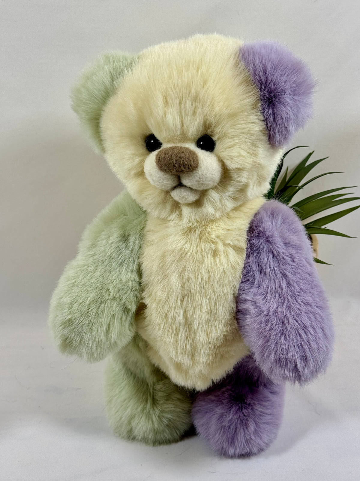 Ours artisanal articulé Pastel de 30 cm assis avec coussinets blancs et fausse fourrure lilas, verte et jaune vanille