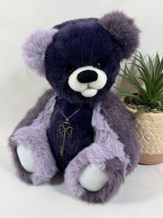 Ours de collection Myrtille 30 cm articulé, en fausse fourrure violet profond et lilas, création artisanale française faite main.