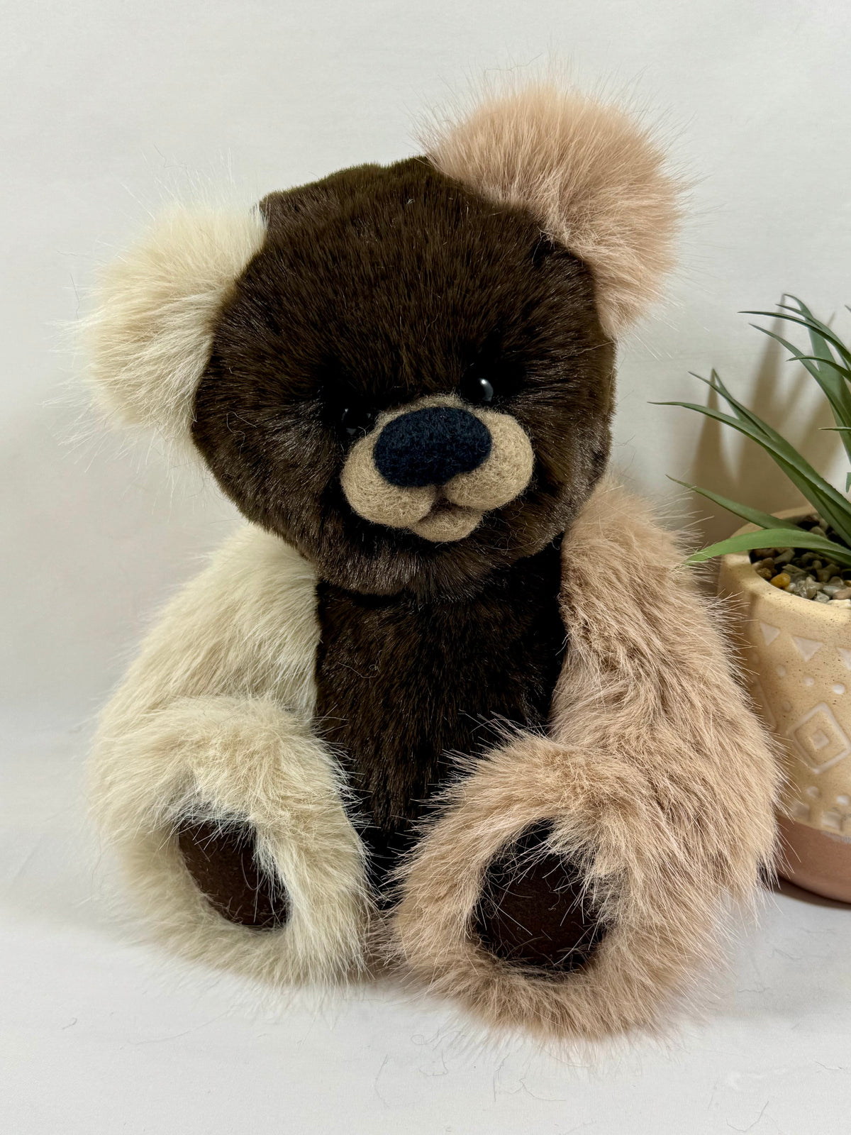 Spéculos, ours de collection articulé de 30 cm en fausse fourrure chocolat, caramel et vanille, création artisanale faite main en France.