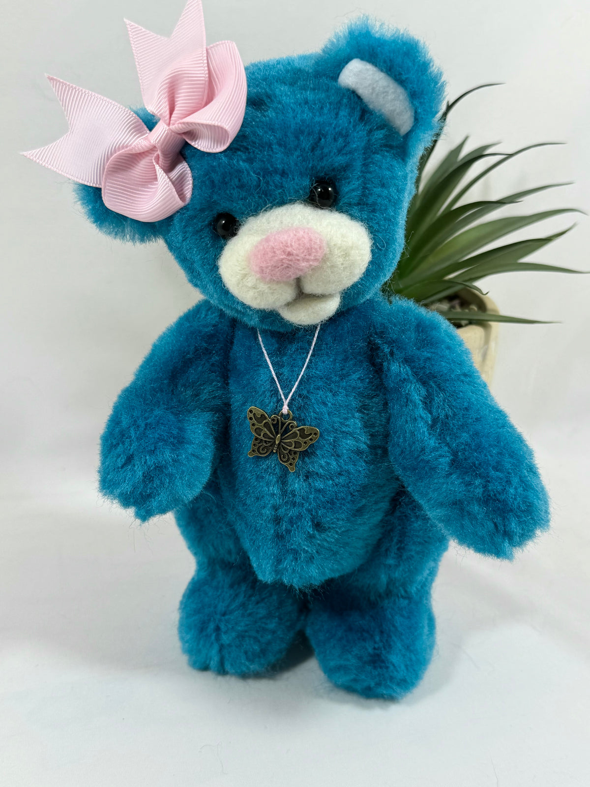Ourse de collection Papillotte 20 cm, modèle articulé en fausse fourrure turquoise avec pendentif papillon et coussinets blancs.