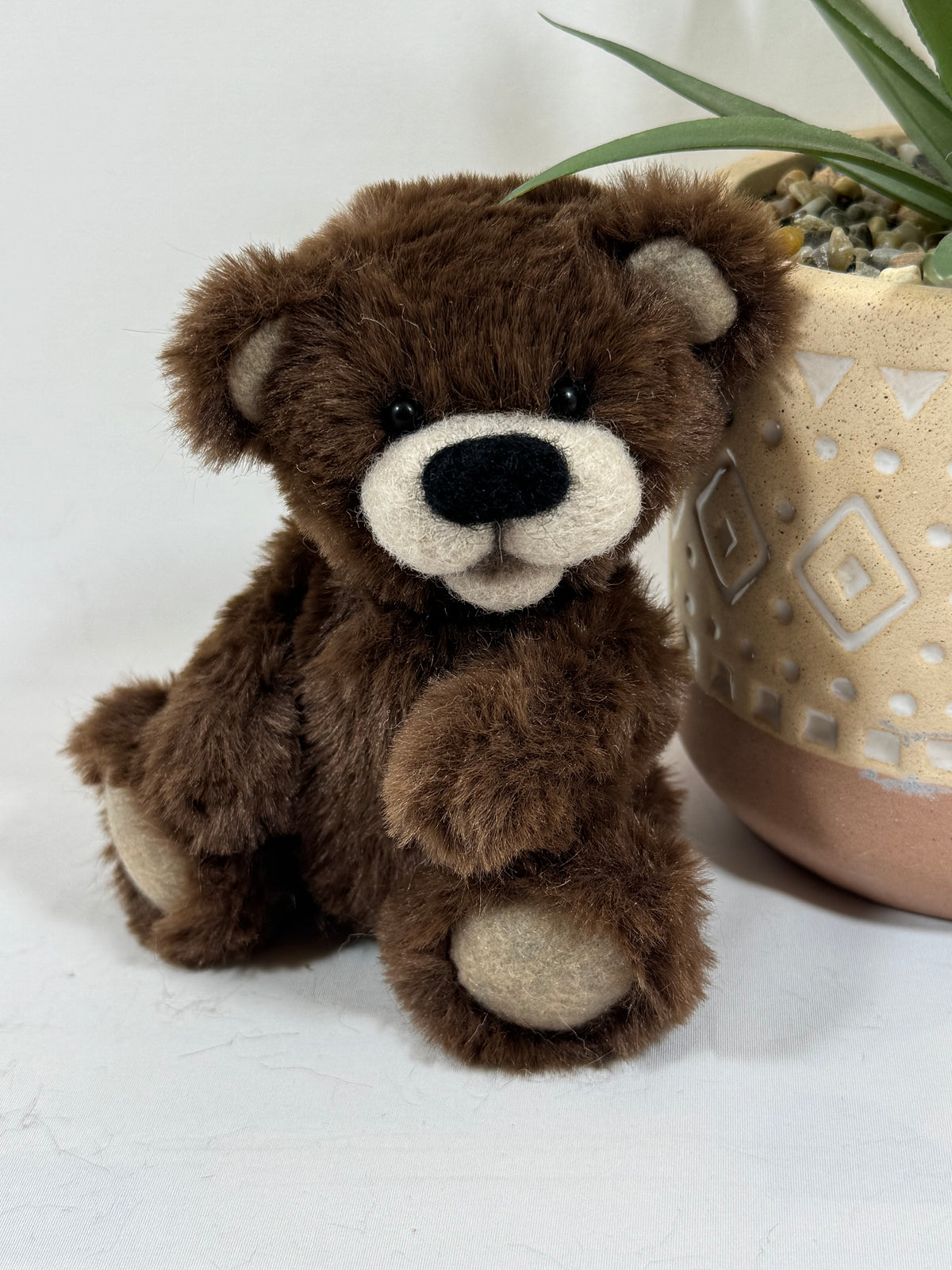 Chocolou, ours miniature de collection articulé 14 cm en fausse fourrure marron chocolat, création artisanale française faite main.