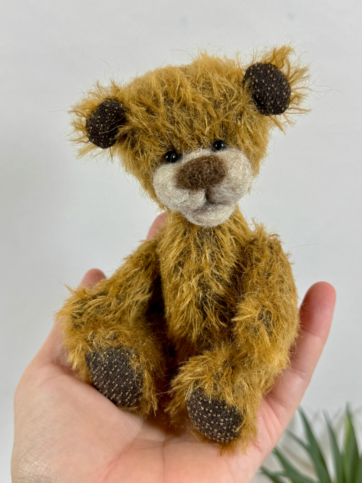 Caramel, petit ours de collection articulé de 14 cm en mohair vintage doré, museau feutré à l'aiguille, pièce unique artisanale.