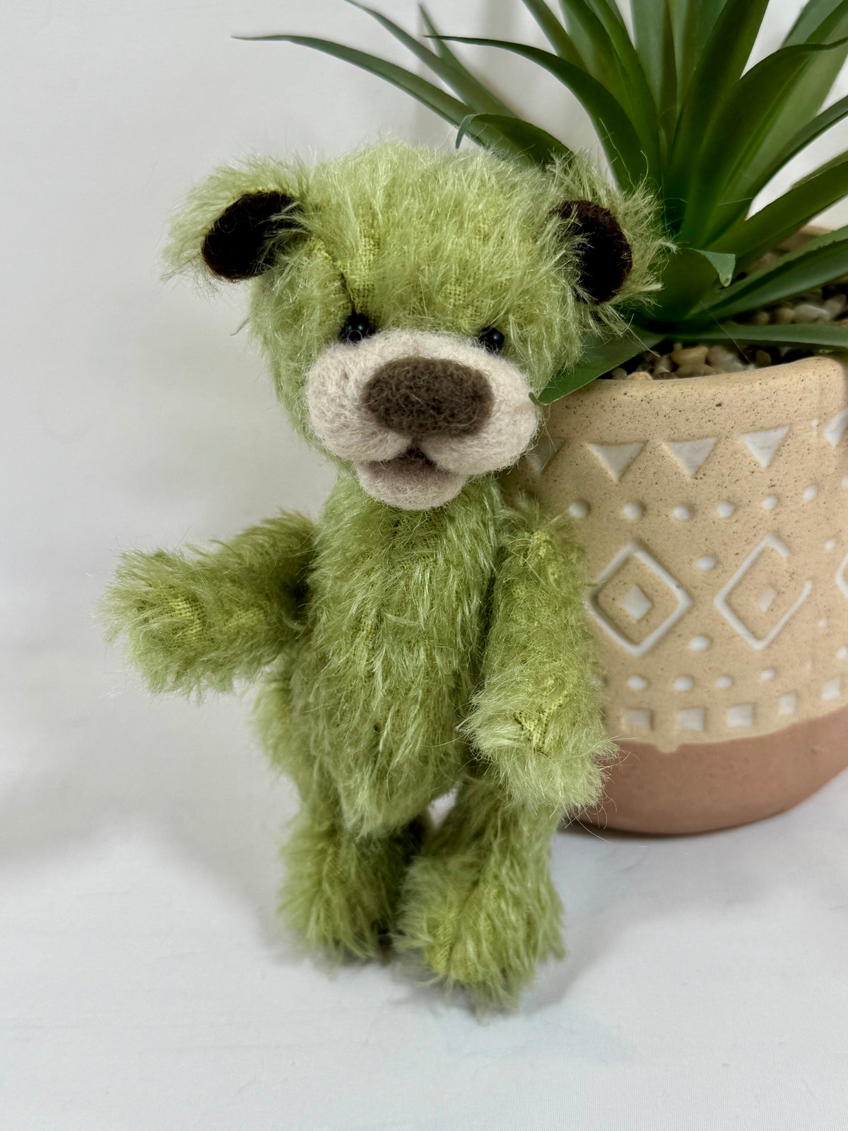 Petit ours de collection Pistache de 14 cm, en mohair vintage vert et coussinets marron, création artisanale française.