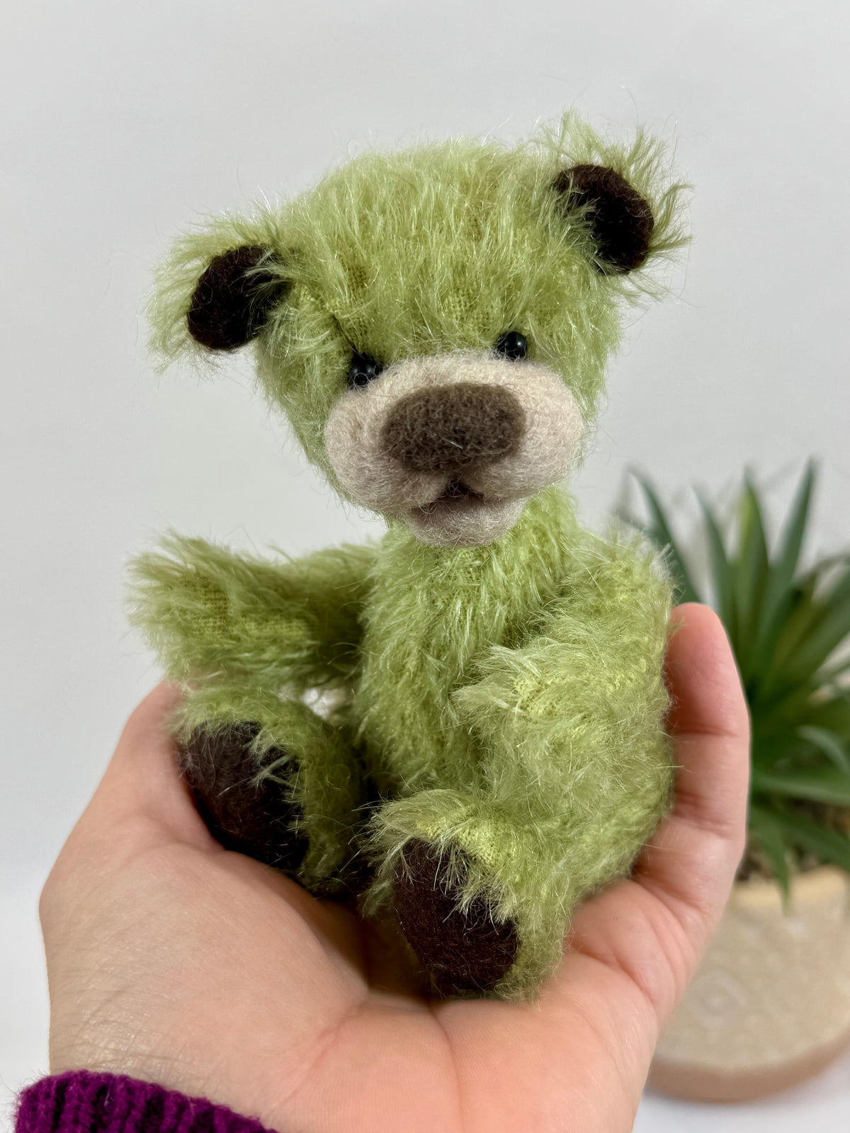 Pistache, petit ours de collection articulé de 14 cm en mohair vintage vert, museau feutré à l'aiguille, pièce unique artisanale.