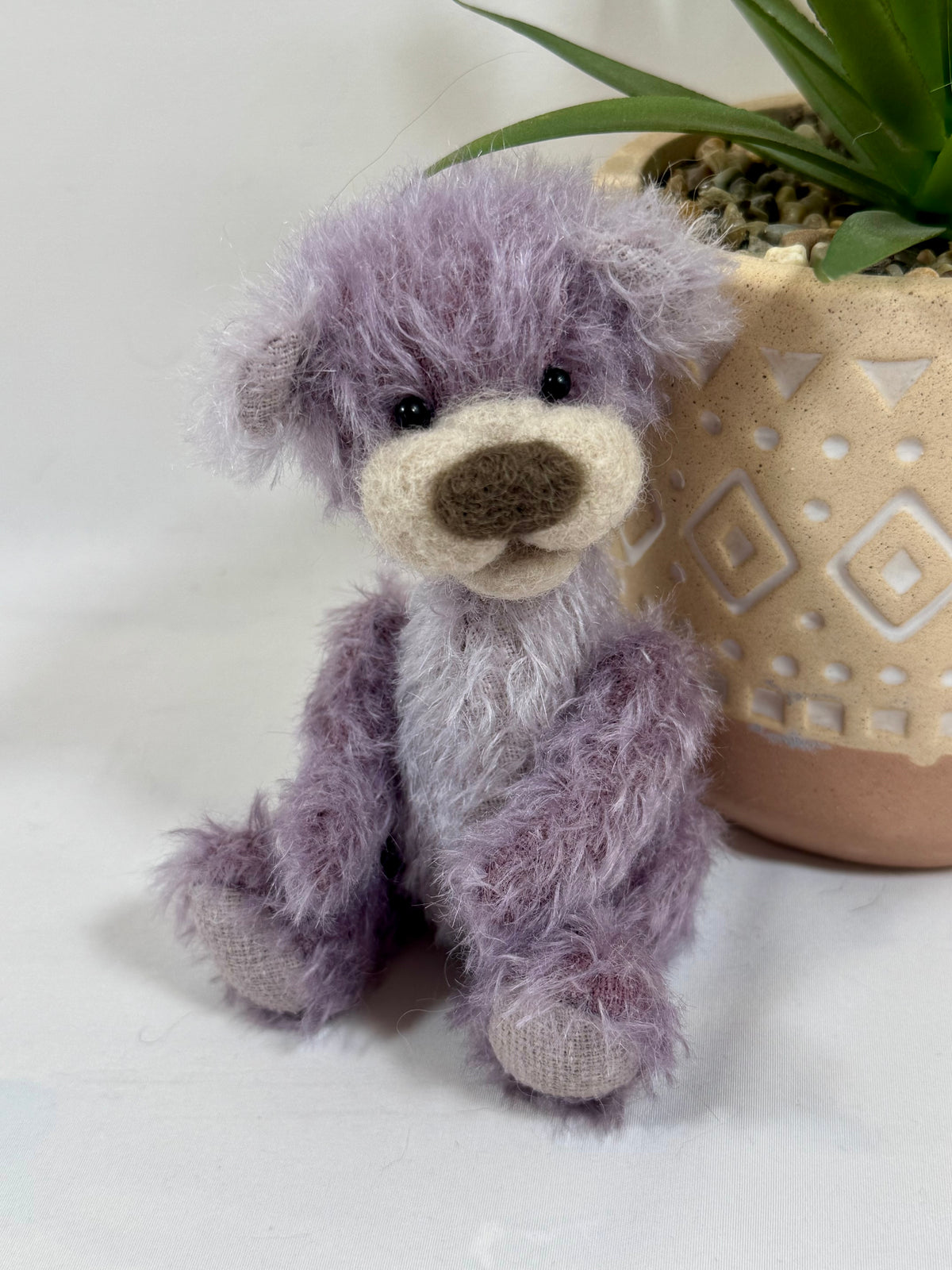 Petit ours de collection Guimauve 14 cm en mohair vintage mauve, articulé avec museau feutré à l'aiguille, création artisanale.