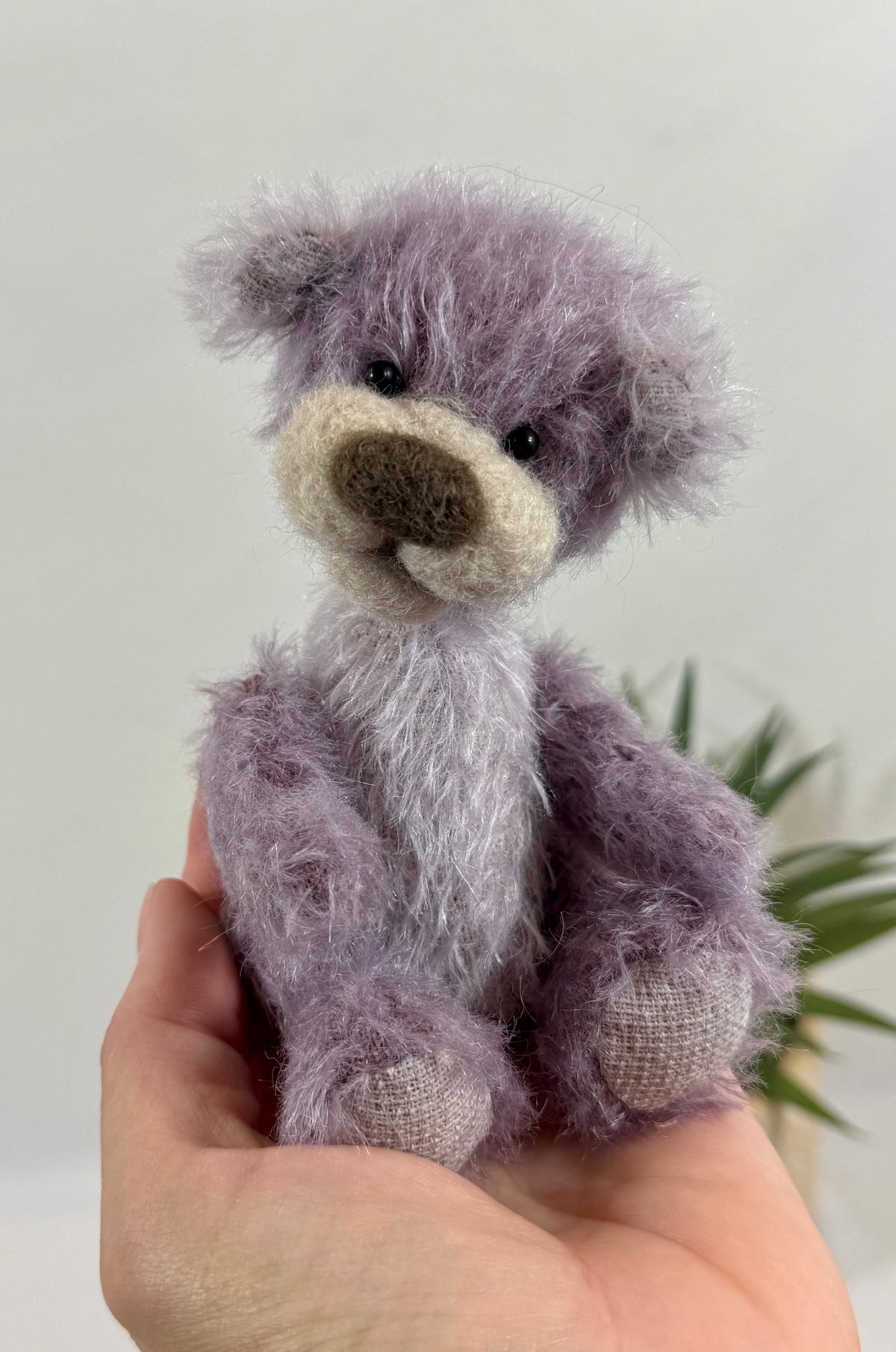Guimauve, ours de collection articulé de 14 cm en mohair vintage mauve, confectionné à la main en France.