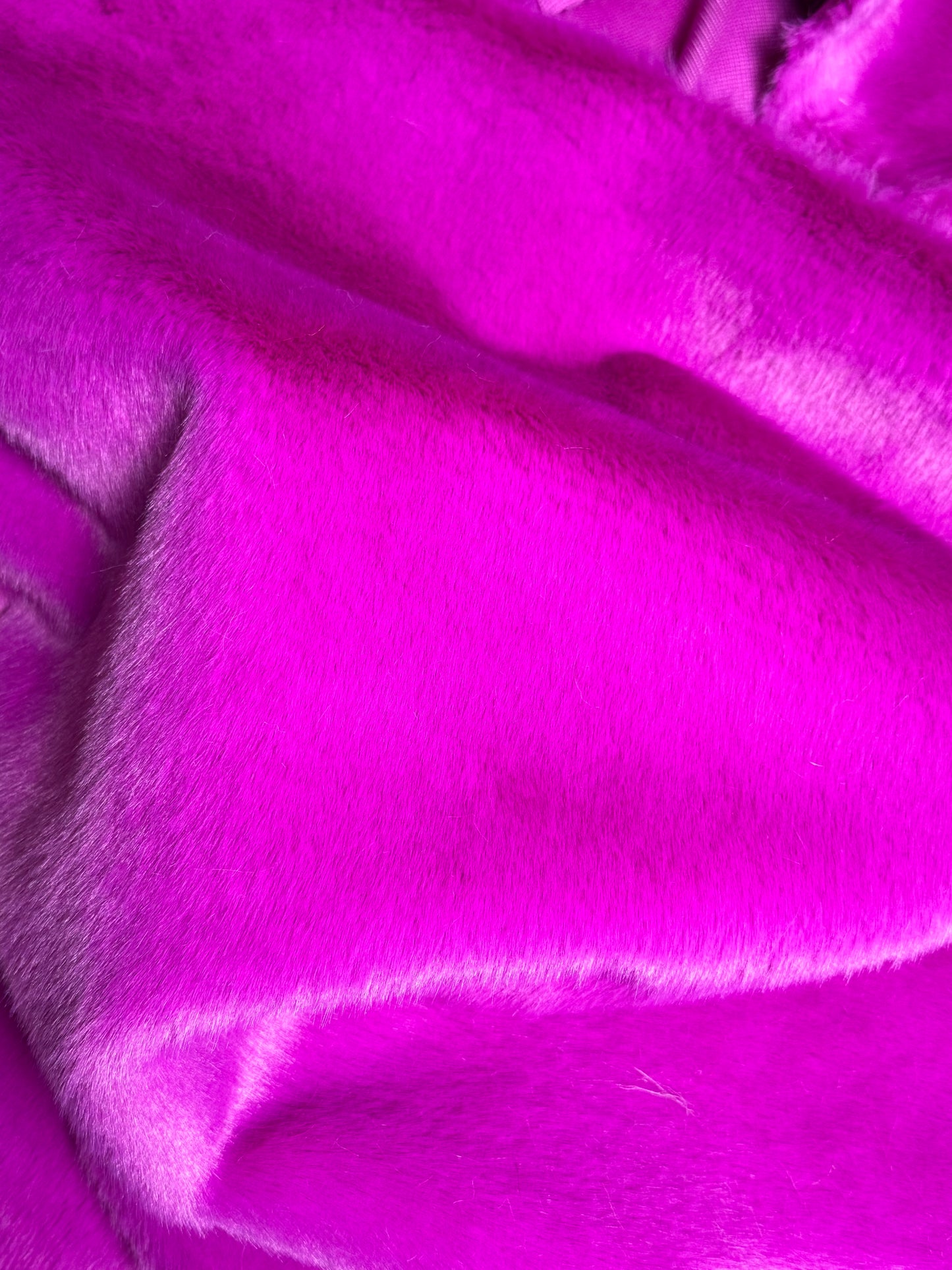 Tissu fausse fourrure à poils courts rose fuchsia très doux qualité luxe fourniture créative taille au choix x 163cm