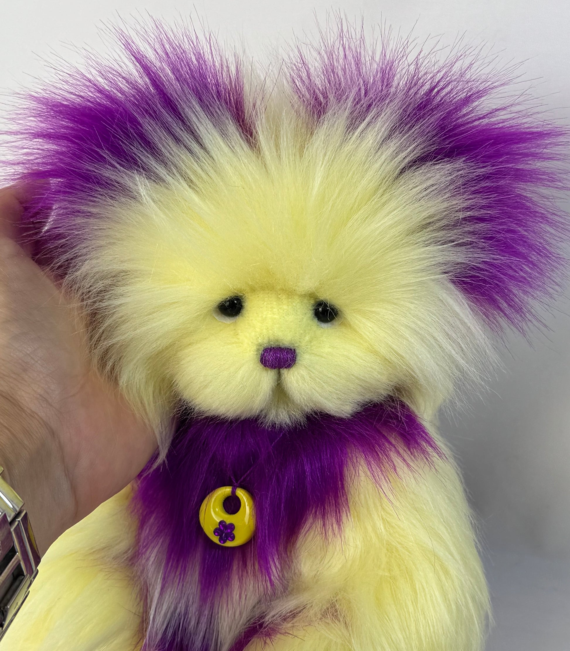 Ours artisanal Marty 25 cm en fausse fourrure jaune et violette avec certificat