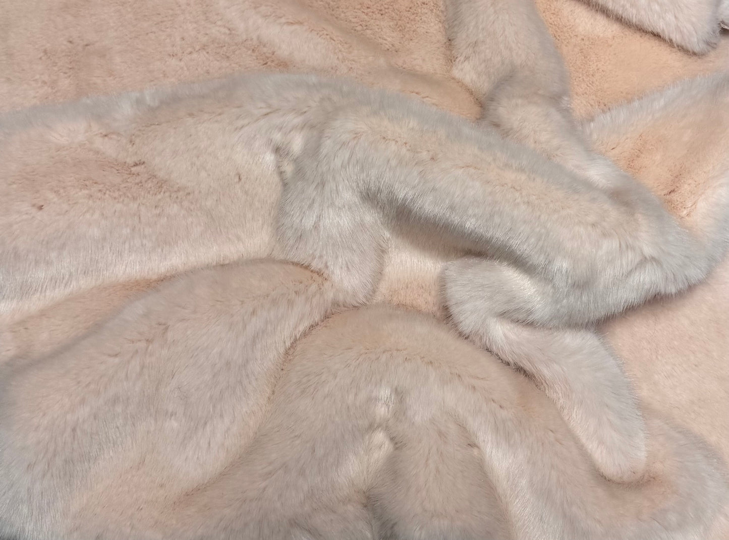 Fausse fourrure épaisse poils mi-longs 2 cm – Beige rosé – Laize 78 cm – Vente par 10 cm