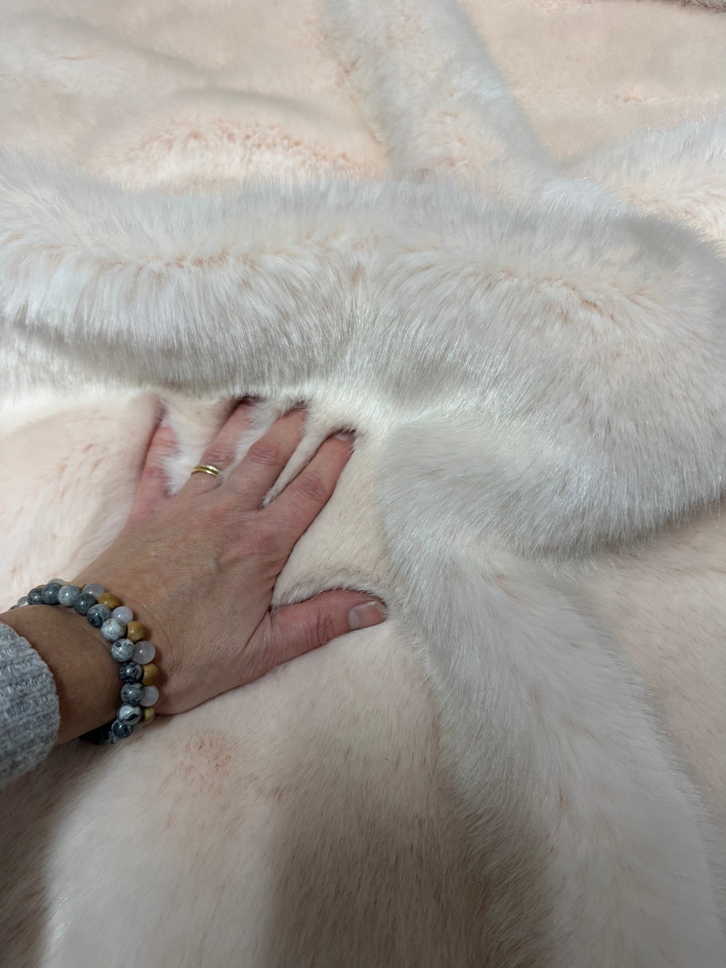 Fausse fourrure épaisse poils mi-longs 2 cm – Beige rosé – Laize 78 cm – Vente par 10 cm