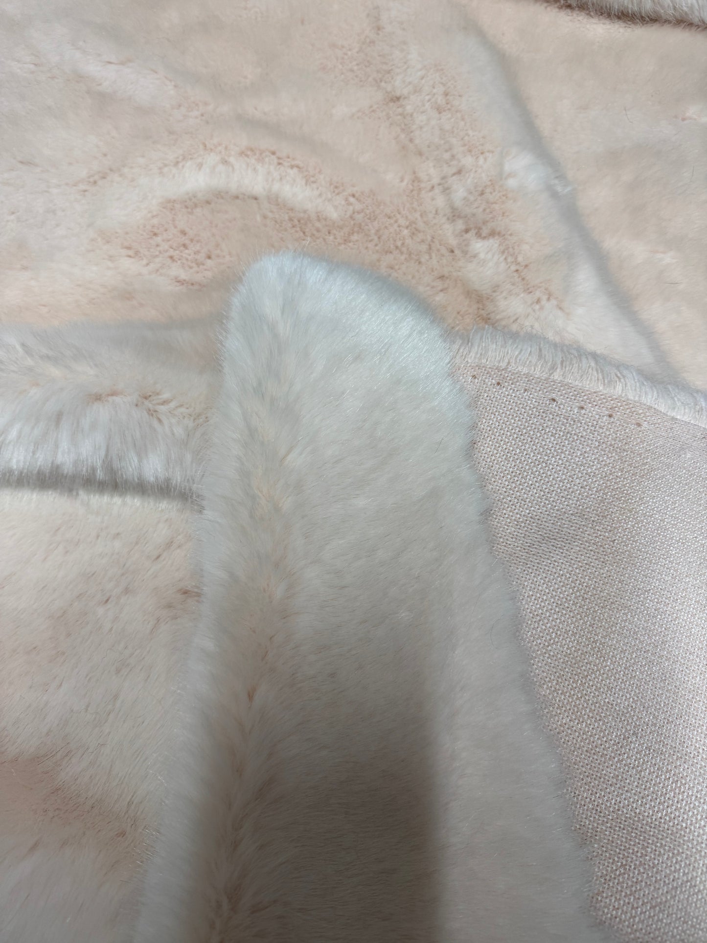 Fausse fourrure épaisse poils mi-longs 2 cm – Beige rosé – Laize 78 cm – Vente par 10 cm