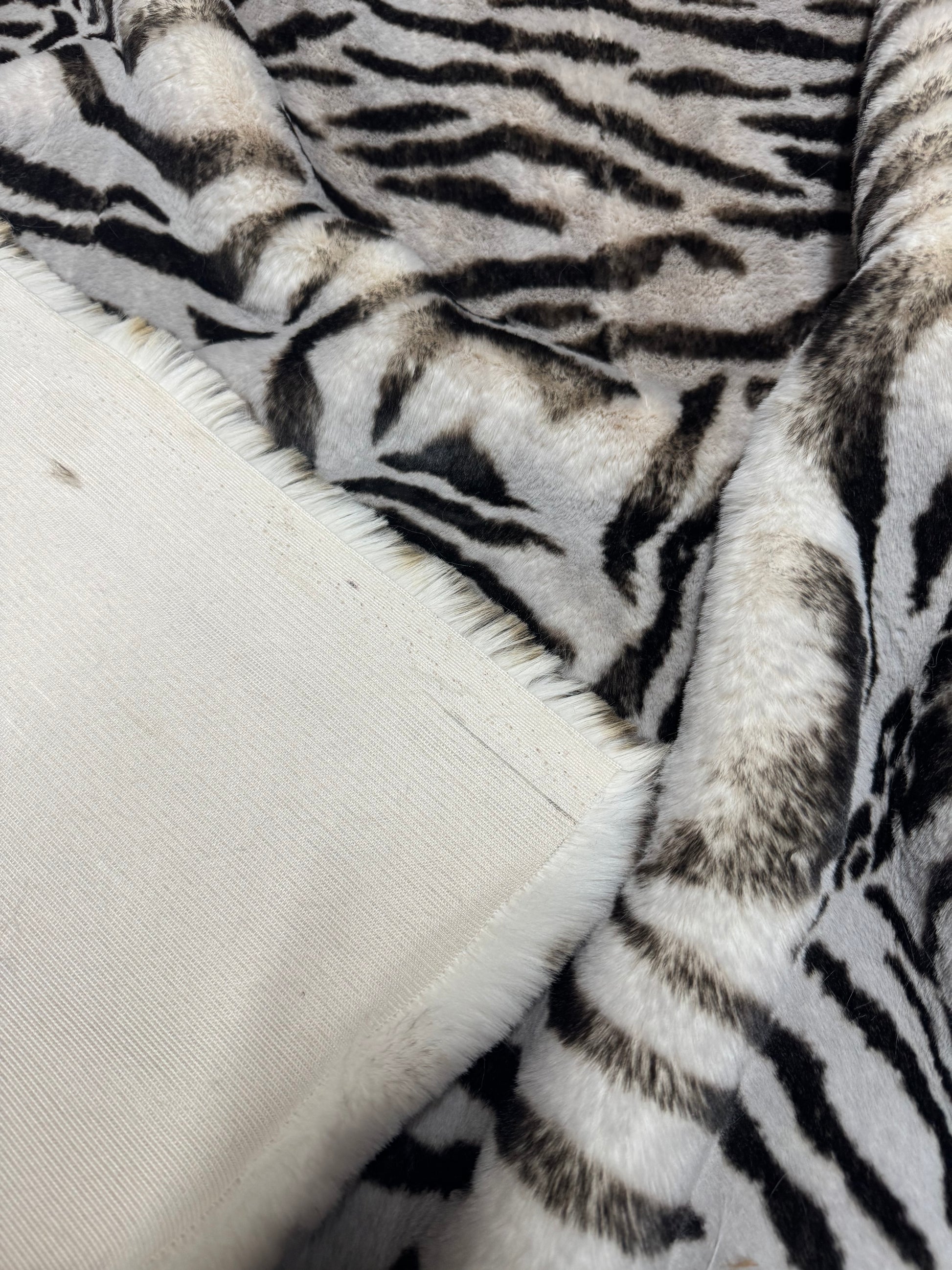 Fausse fourrure zébrée poils mi-longs idéale ours de collection