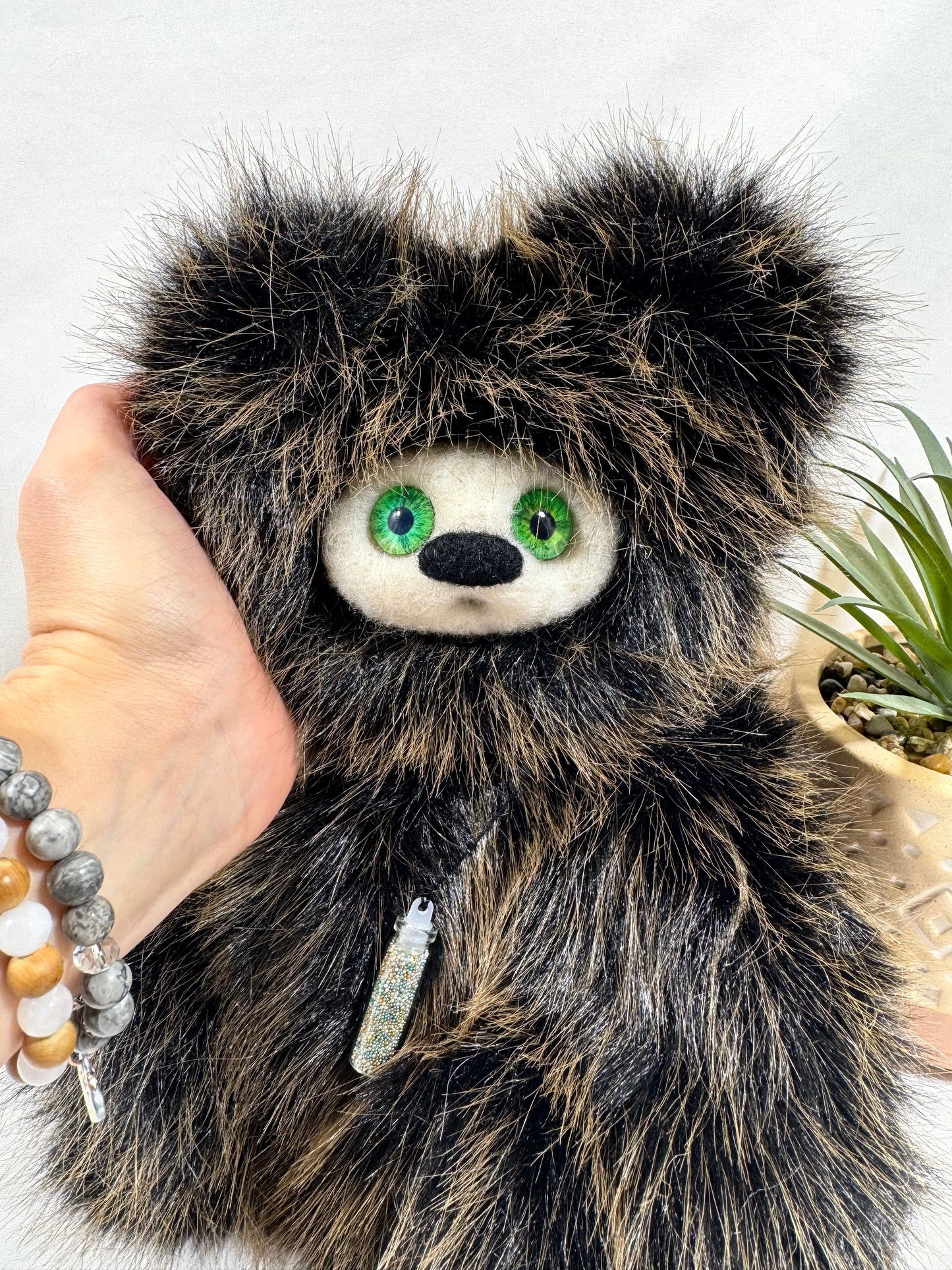 Détail du visage feutré de Sylvae, Frimousse Signature artisanale 30 cm aux yeux verts, création unique