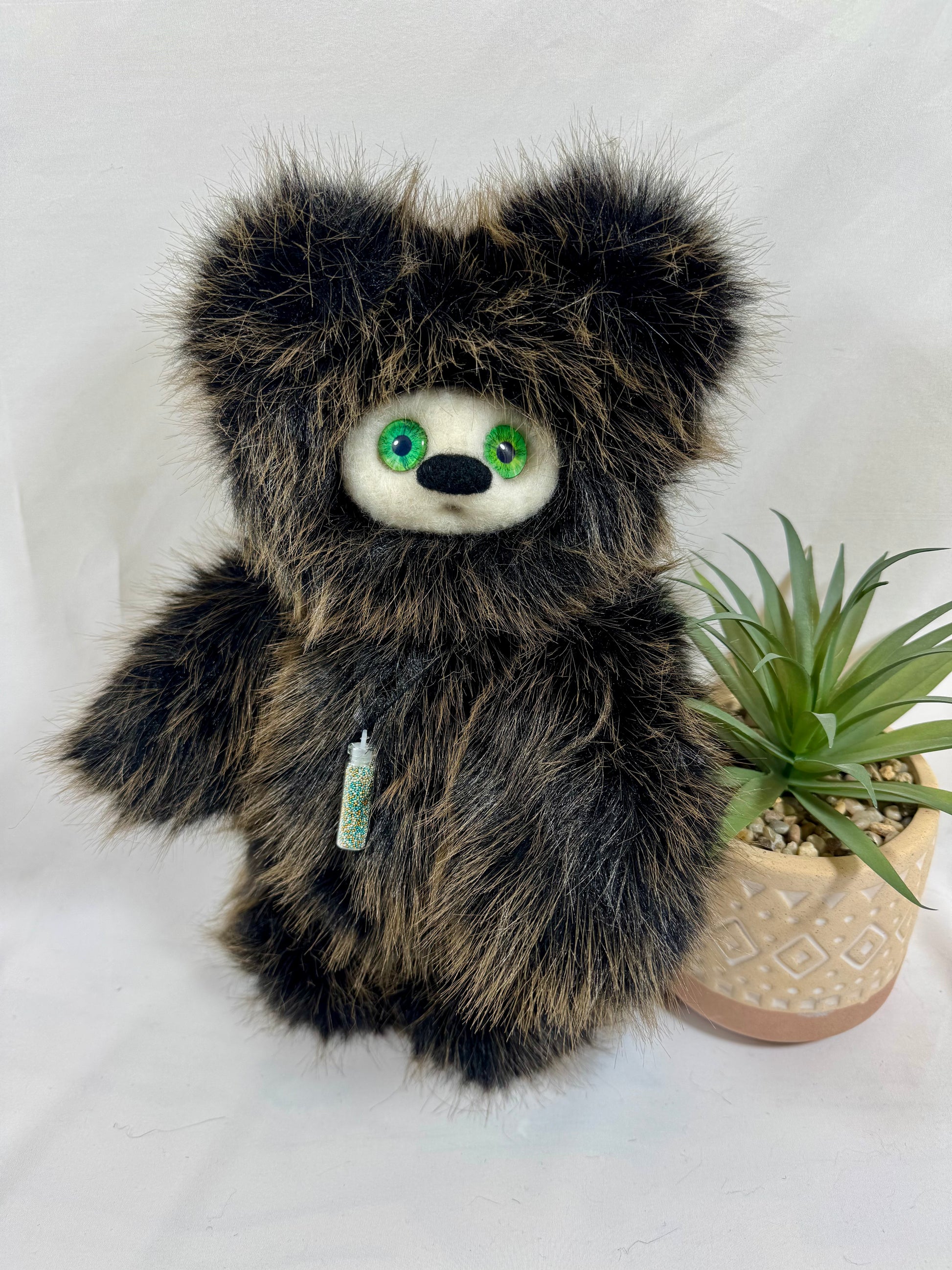 Peluche d’art Frimousse Signature Sylvae posée en décoration, création textile artisanale unique faite main