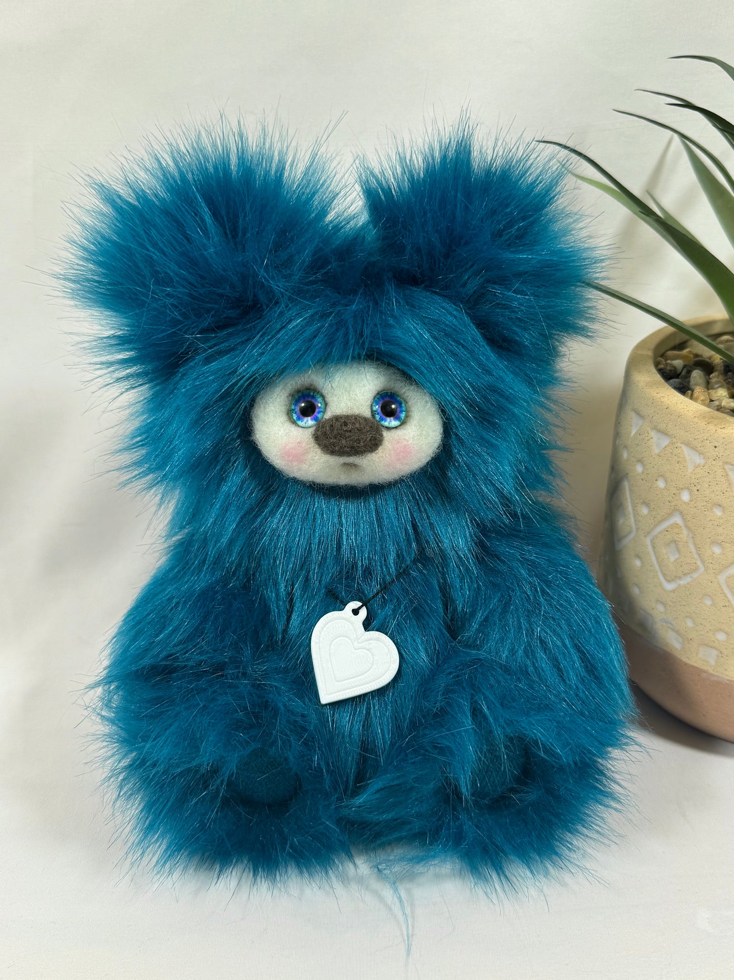 💙 Lina – Petite Frimousse artisanale de la collection Saint-Valentin – Peluche d’art faite main – 17 cm