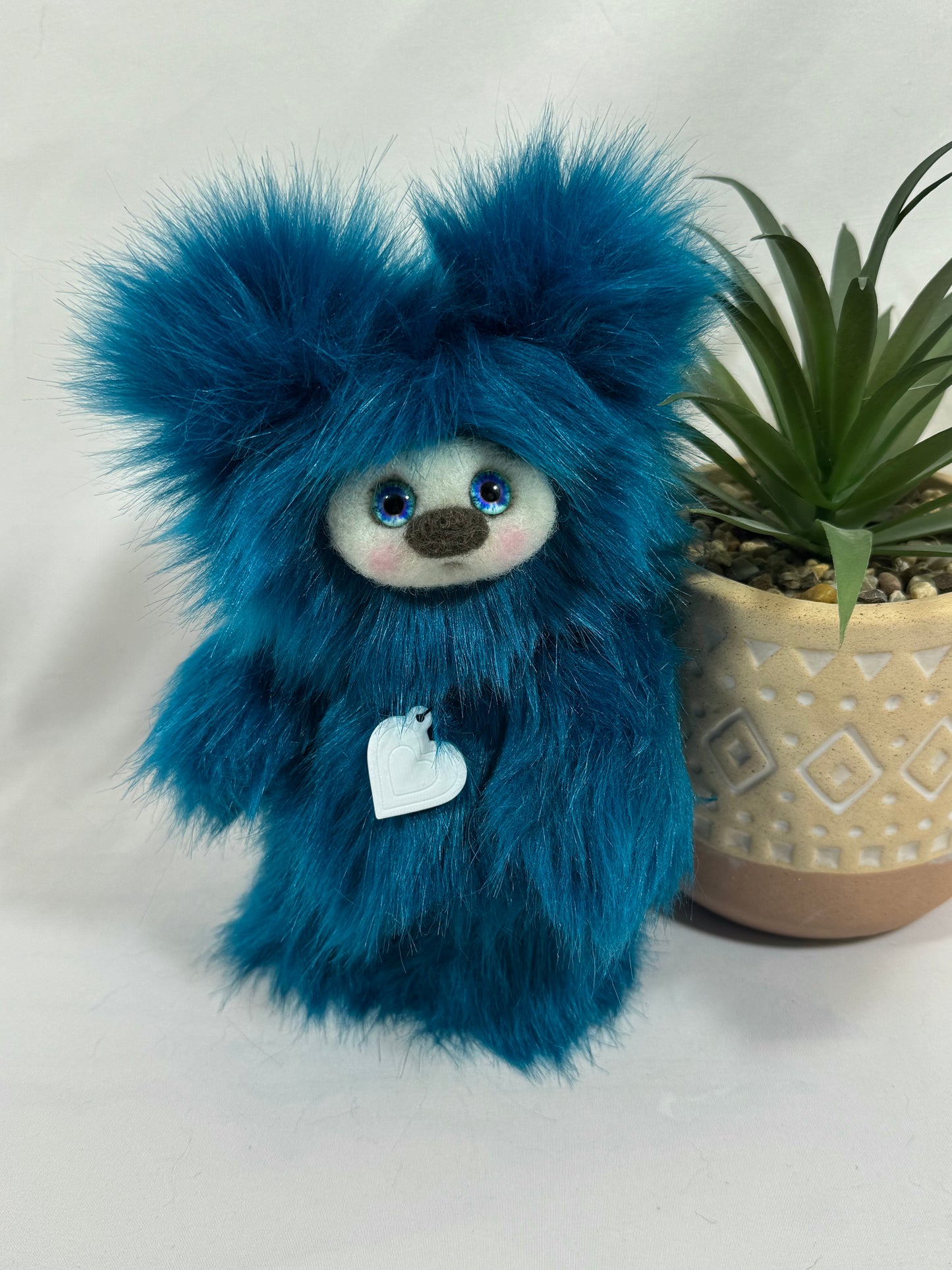 💙 Lina – Petite Frimousse artisanale de la collection Saint-Valentin – Peluche d’art faite main – 17 cm