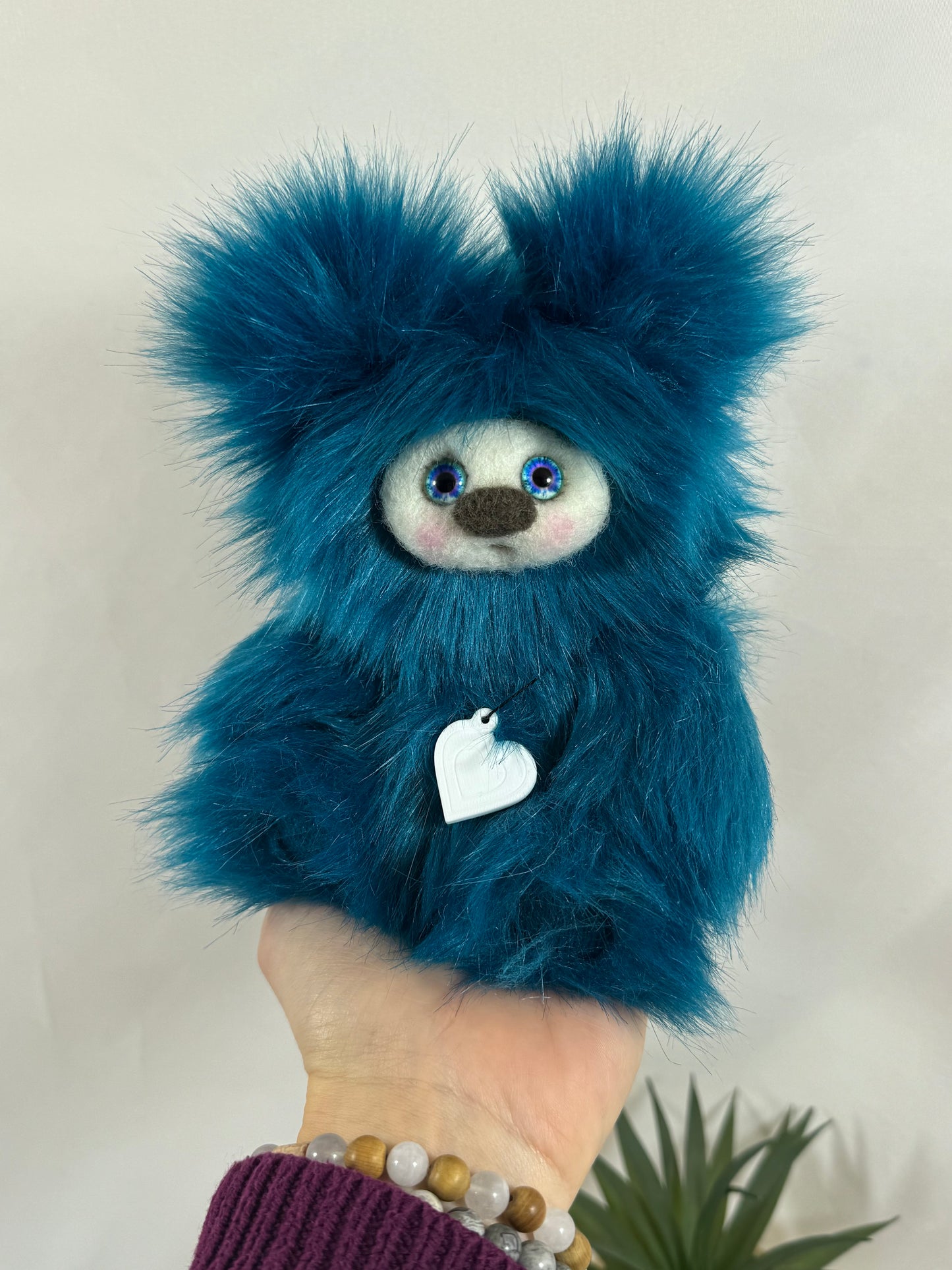 💙 Lina – Petite Frimousse artisanale de la collection Saint-Valentin – Peluche d’art faite main – 17 cm