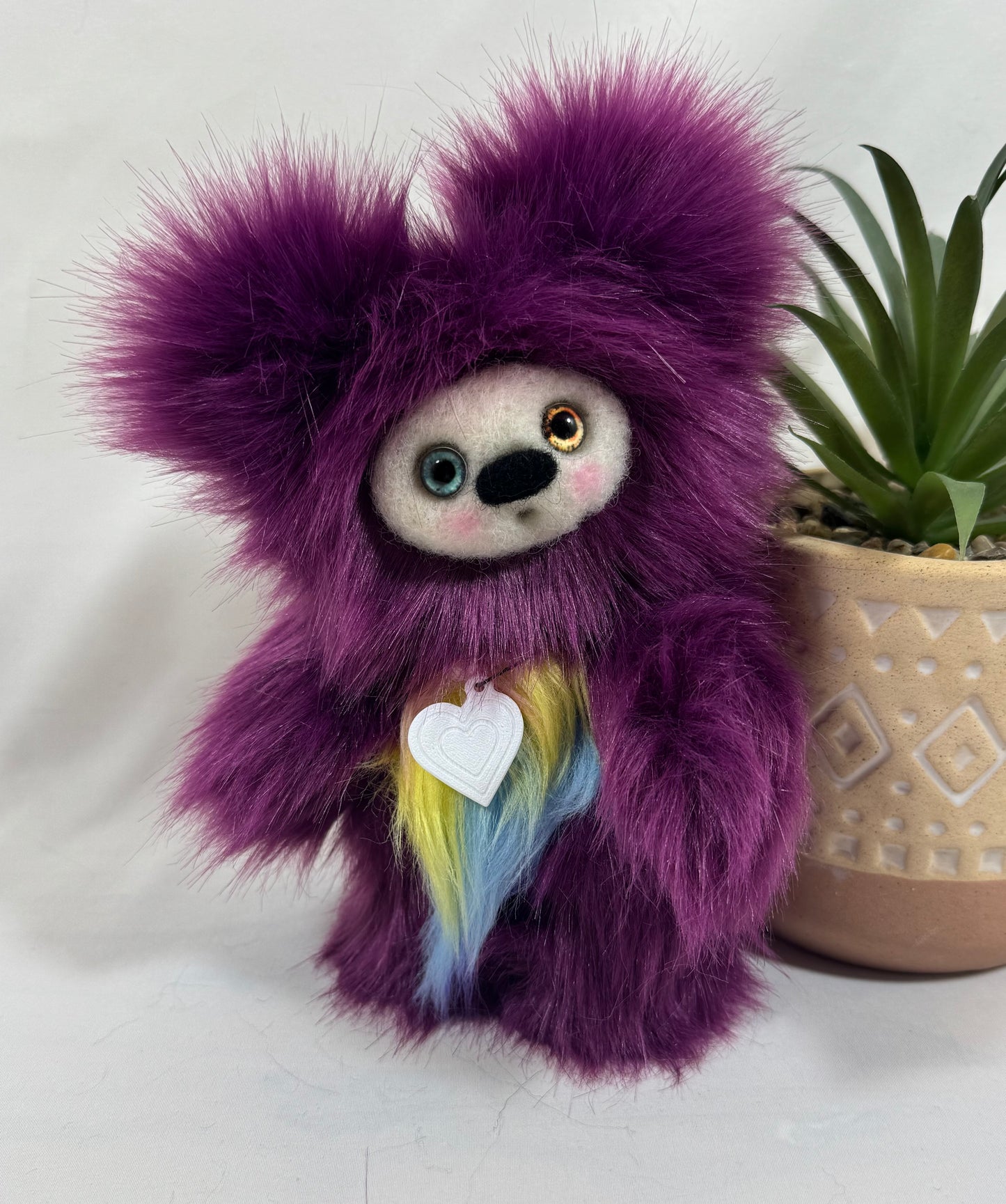 💜 Iris – Petite Frimousse artisanale de la collection Saint-Valentin – Peluche d’art faite main – 17 cm
