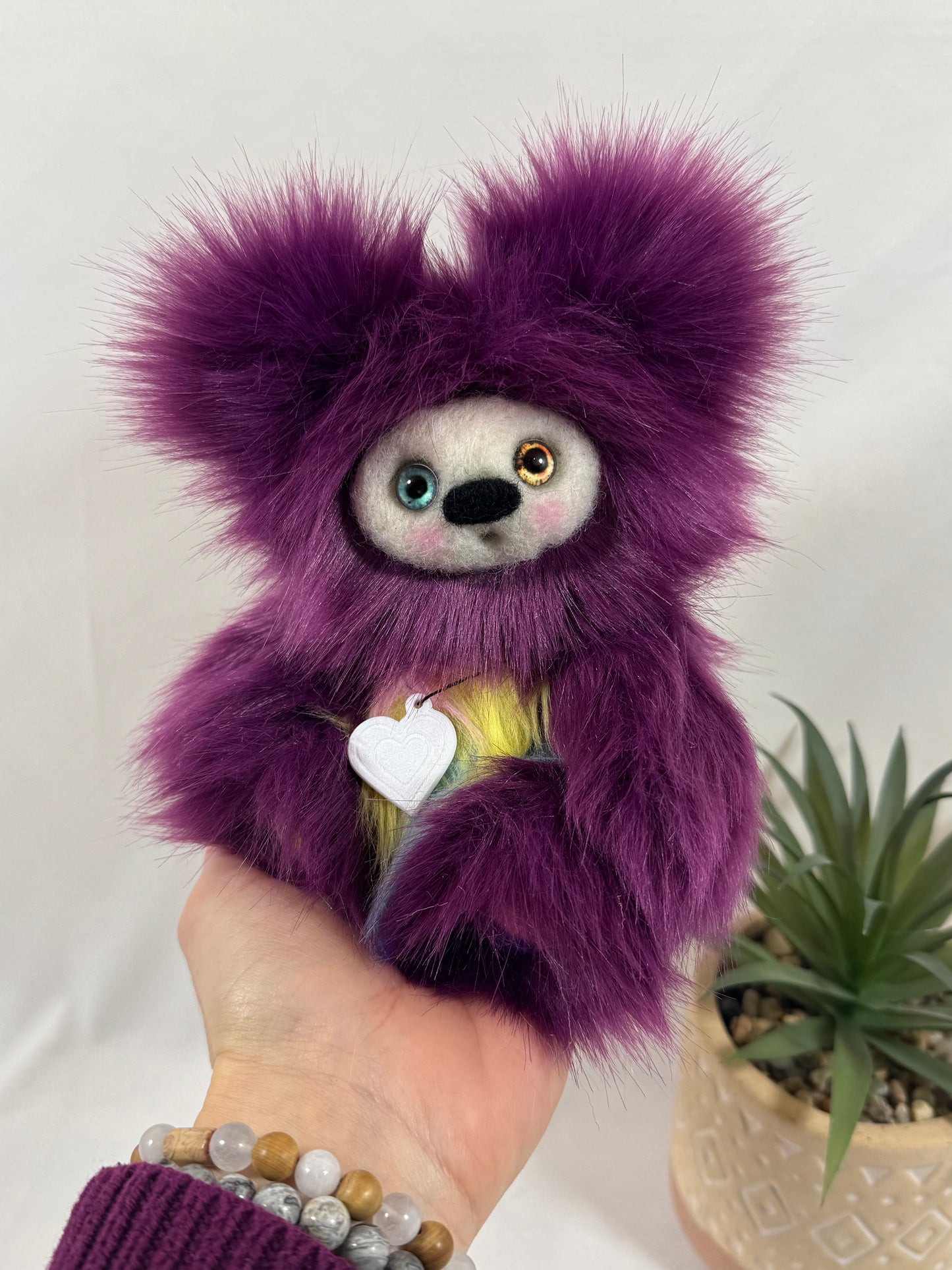💜 Iris – Petite Frimousse artisanale de la collection Saint-Valentin – Peluche d’art faite main – 17 cm