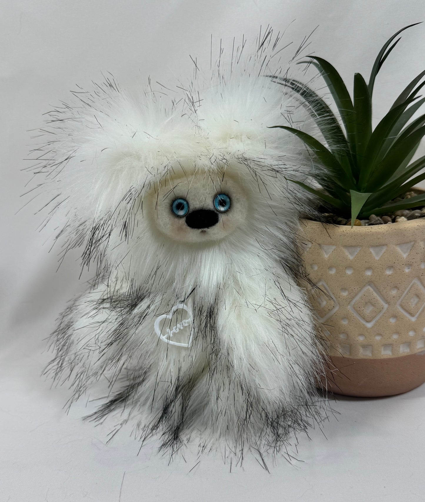 🤍 Noam – Petite Frimousse artisanale de la collection Saint-Valentin – Peluche d’art faite main – 17 cm