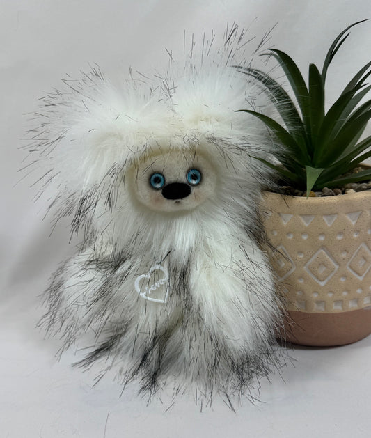 🤍 Noam – Petite Frimousse artisanale de la collection Saint-Valentin – Peluche d’art faite main – 17 cm