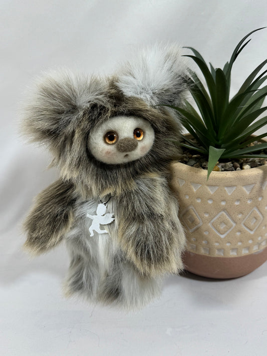 🤍 Élio – Petite Frimousse artisanale de la collection Saint-Valentin – Peluche d’art faite main – 17 cm