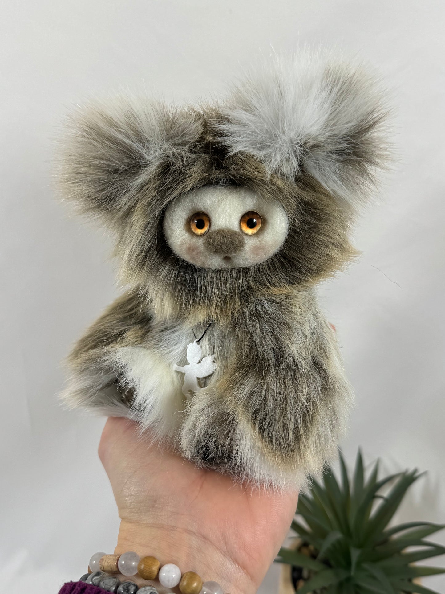 🤍 Élio – Petite Frimousse artisanale de la collection Saint-Valentin – Peluche d’art faite main – 17 cm