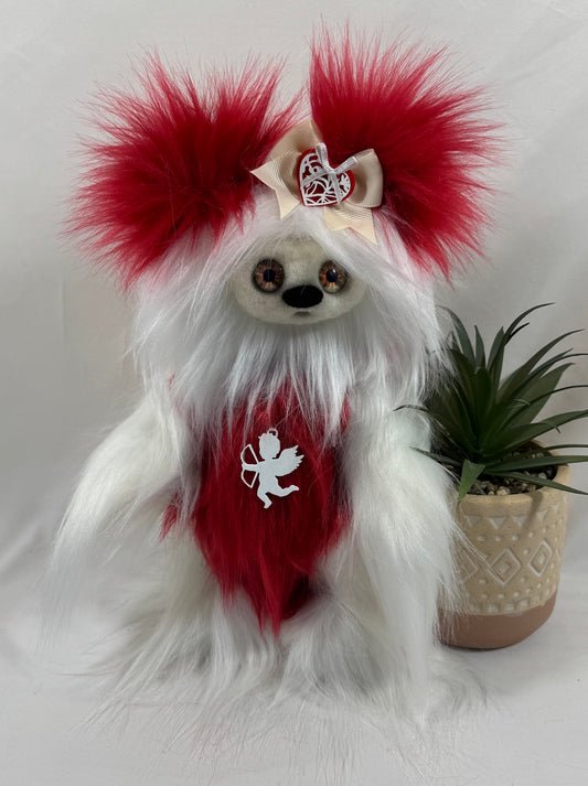 Valentina – Frimousse artisanale de la collection Saint-Valentin – Peluche d’art faite main – 30 cm