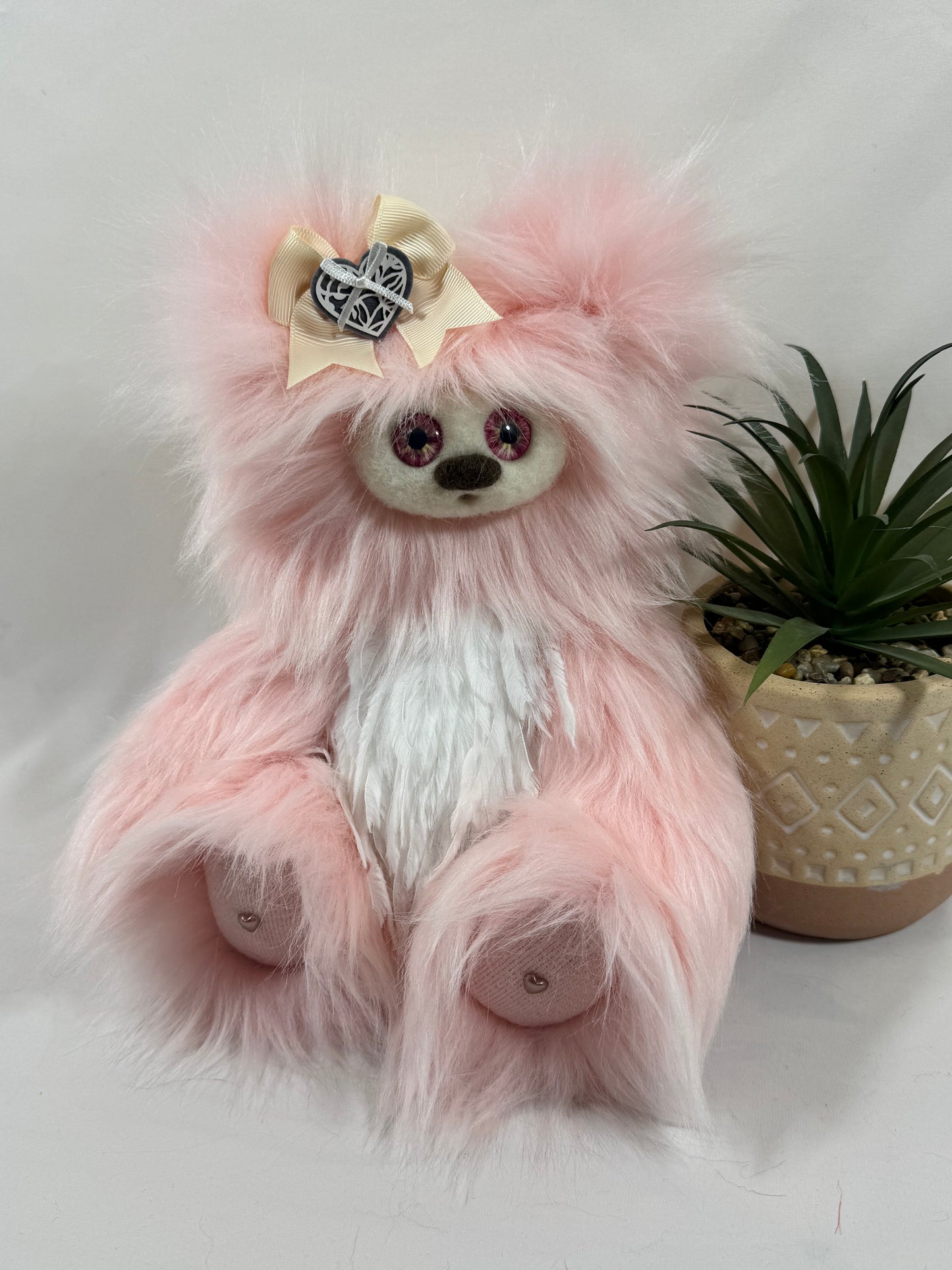🌷 Camélia – Frimousse artisanale de la collection Saint-Valentin – Peluche d’art faite main – 30 cm