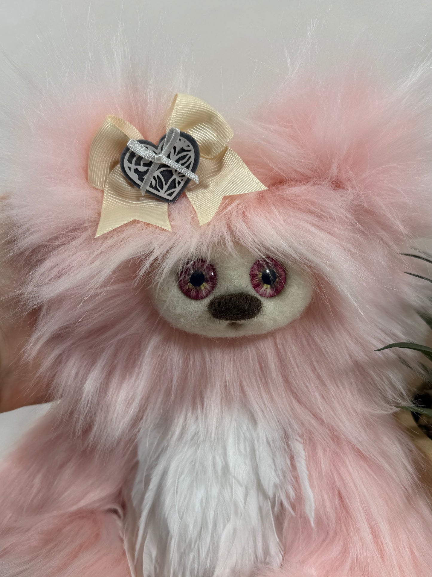 🌷 Camélia – Frimousse artisanale de la collection Saint-Valentin – Peluche d’art faite main – 30 cm