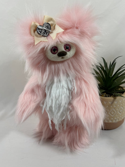 🌷 Camélia – Frimousse artisanale de la collection Saint-Valentin – Peluche d’art faite main – 30 cm