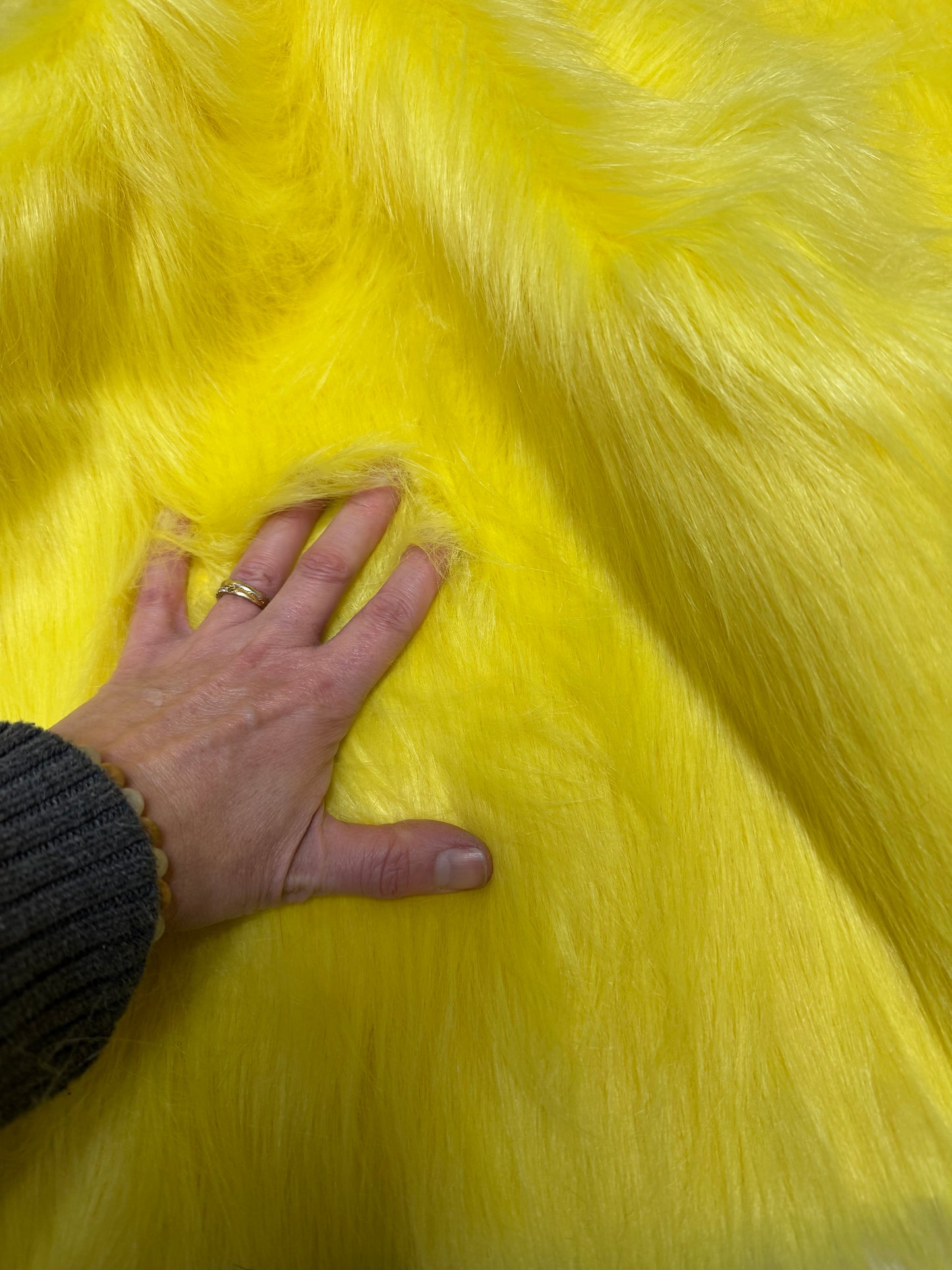 Coupon tissu de qualité fausse fourrure à poils longs doux jaune 30cm x 70cm