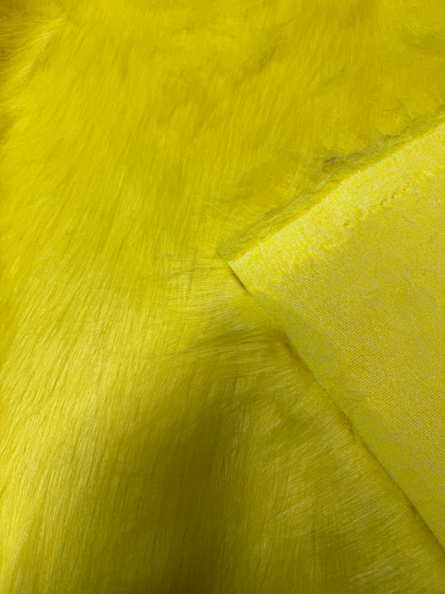 Coupon tissu de qualité fausse fourrure à poils longs doux jaune 30cm x 70cm