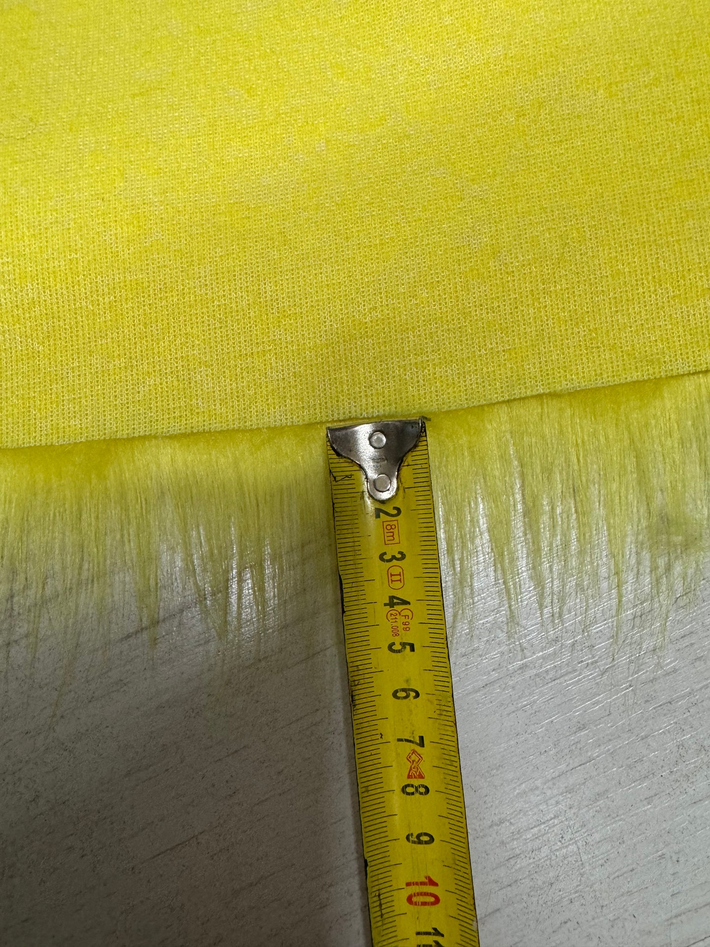 Coupon tissu de qualité fausse fourrure à poils longs doux jaune 30cm x 70cm