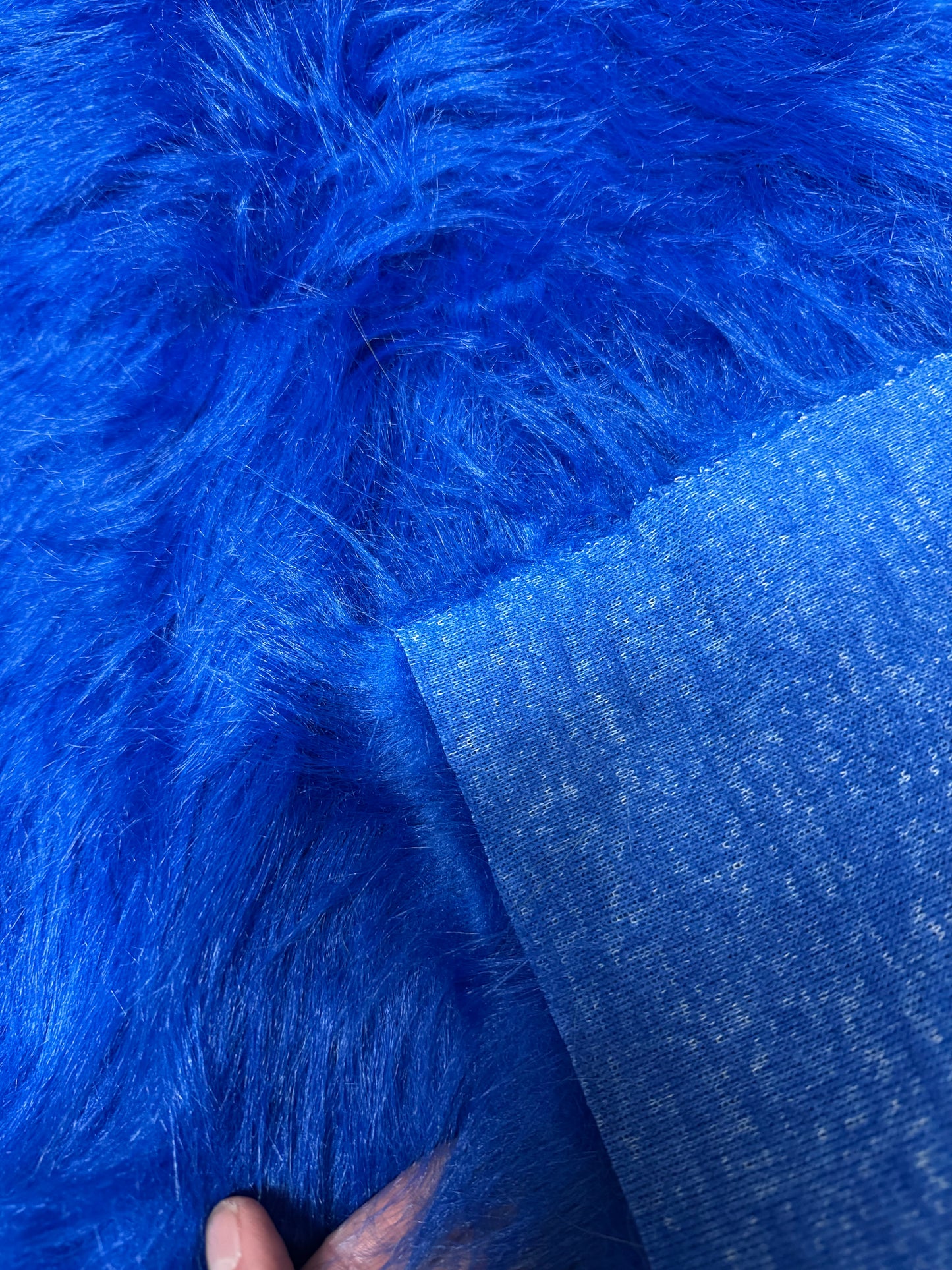 Coupon tissu fausse fourrure légère et vaporeuse à poils longs bleu roi 30cmx74cm