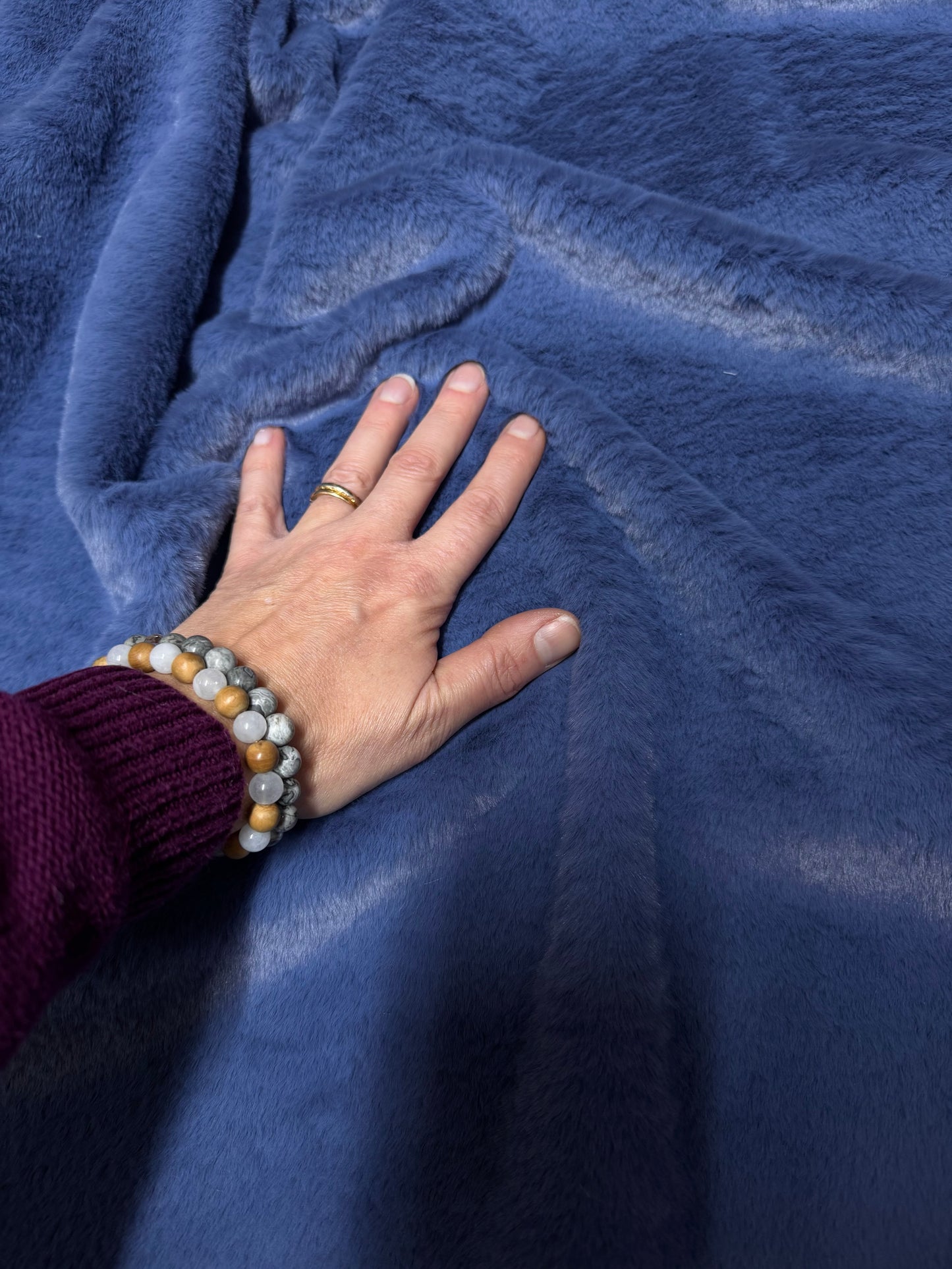 Fausse fourrure bleu poils courts | Coupon 30×158 cm | Douce