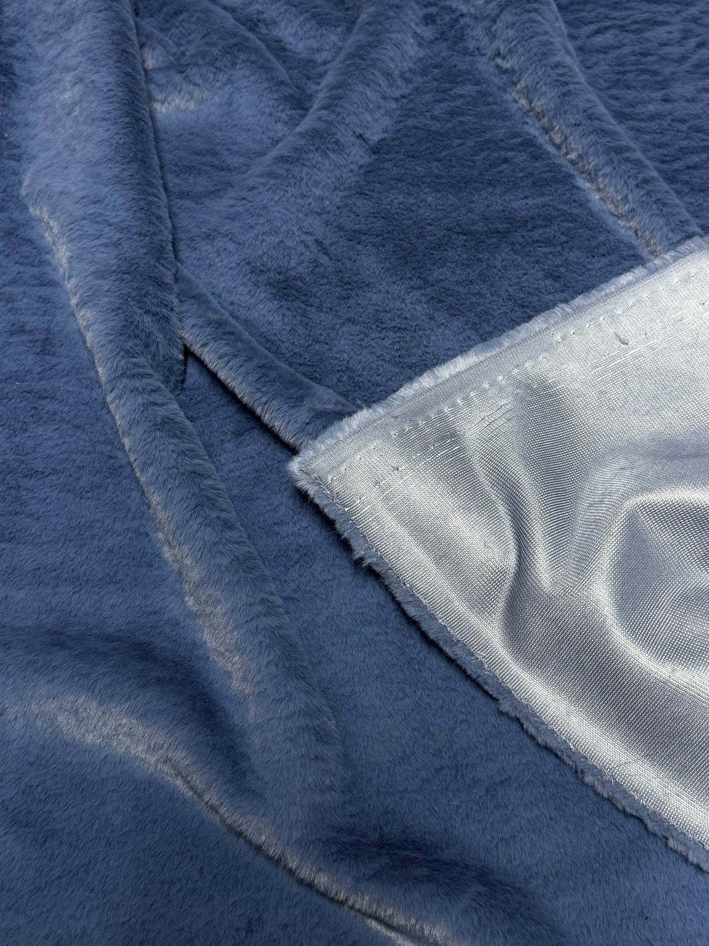 Fausse fourrure bleu poils courts | Coupon 30×158 cm | Douce