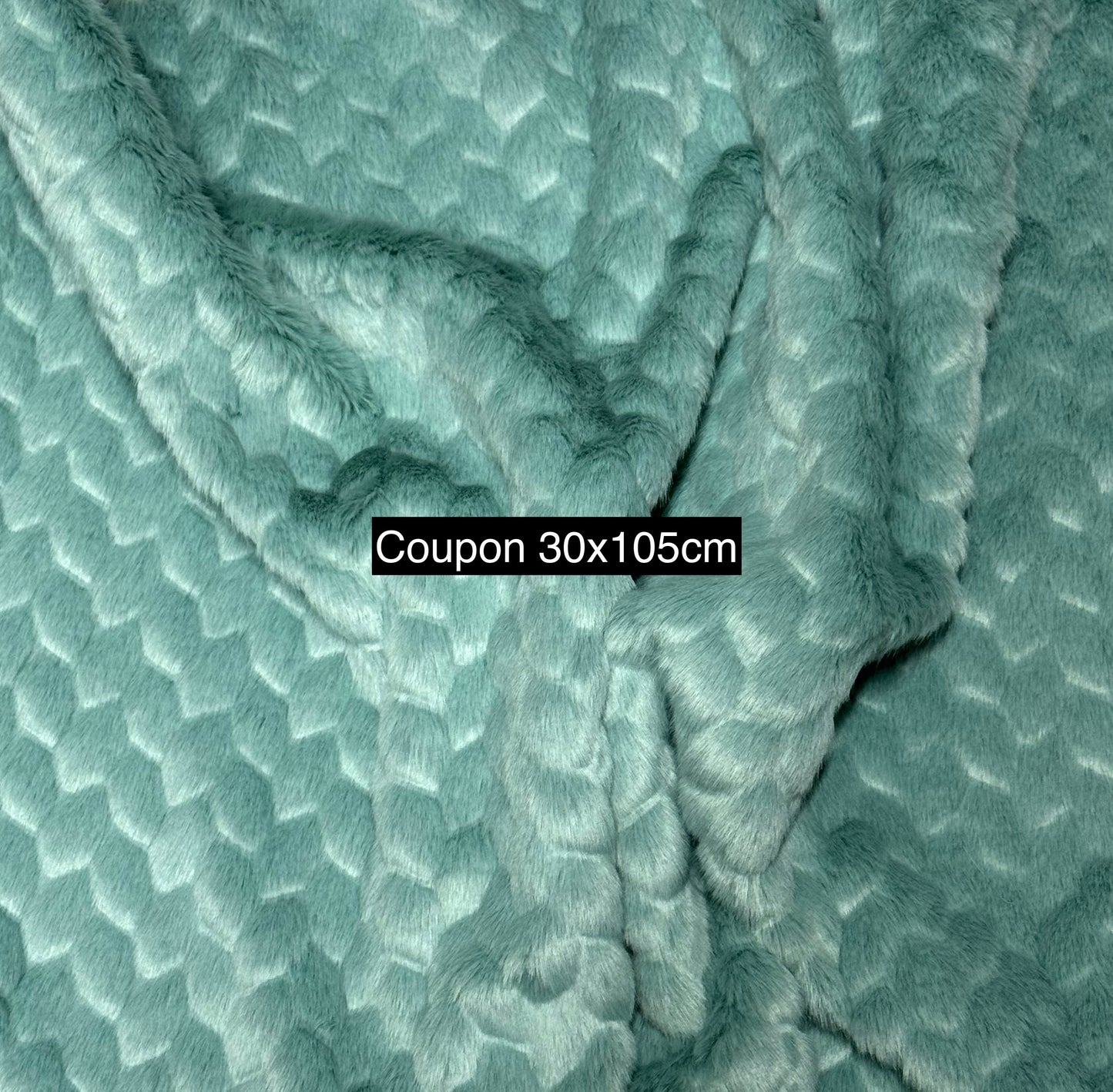 Coupon couture tissu fausse fourrure douce et texturée à poils mi-longs vert amande 30cm x 105cm