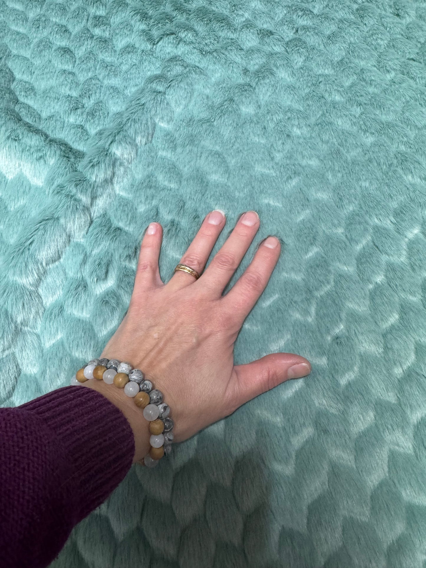 Coupon couture tissu fausse fourrure douce et texturée à poils mi-longs vert amande 30cm x 105cm