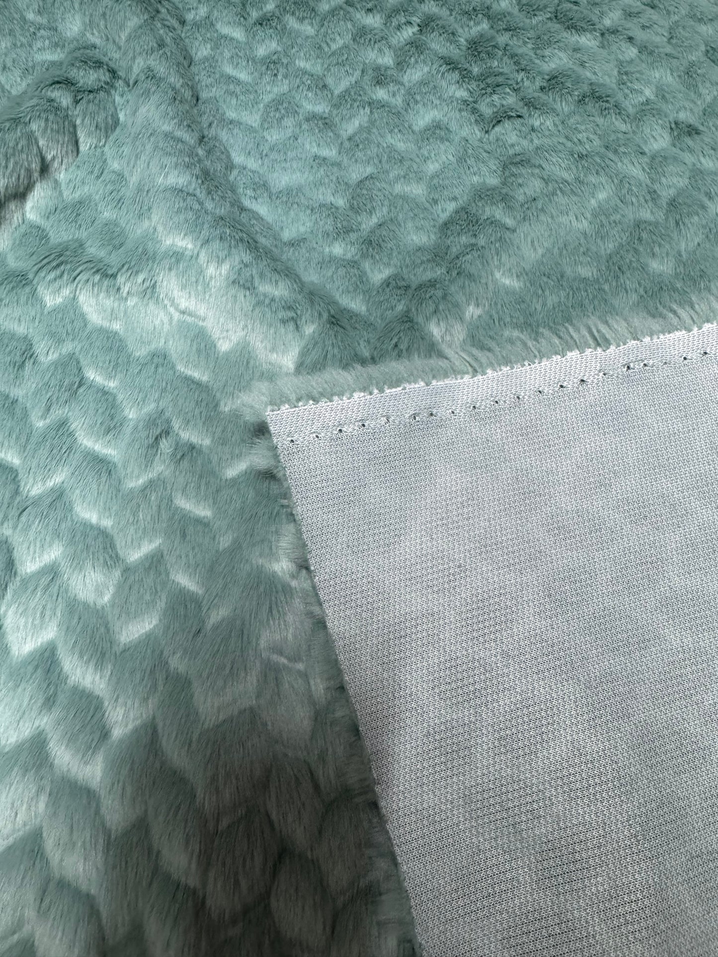 Coupon couture tissu fausse fourrure douce et texturée à poils mi-longs vert amande 30cm x 105cm