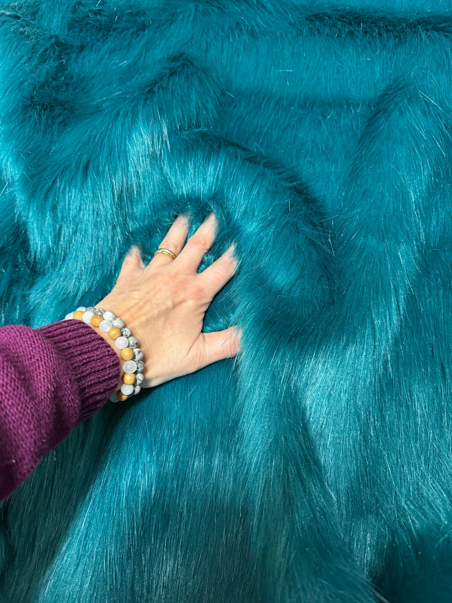 Coupon fausse fourrure 34×122 cm vert poils longs (poils 3/3,5 cm)