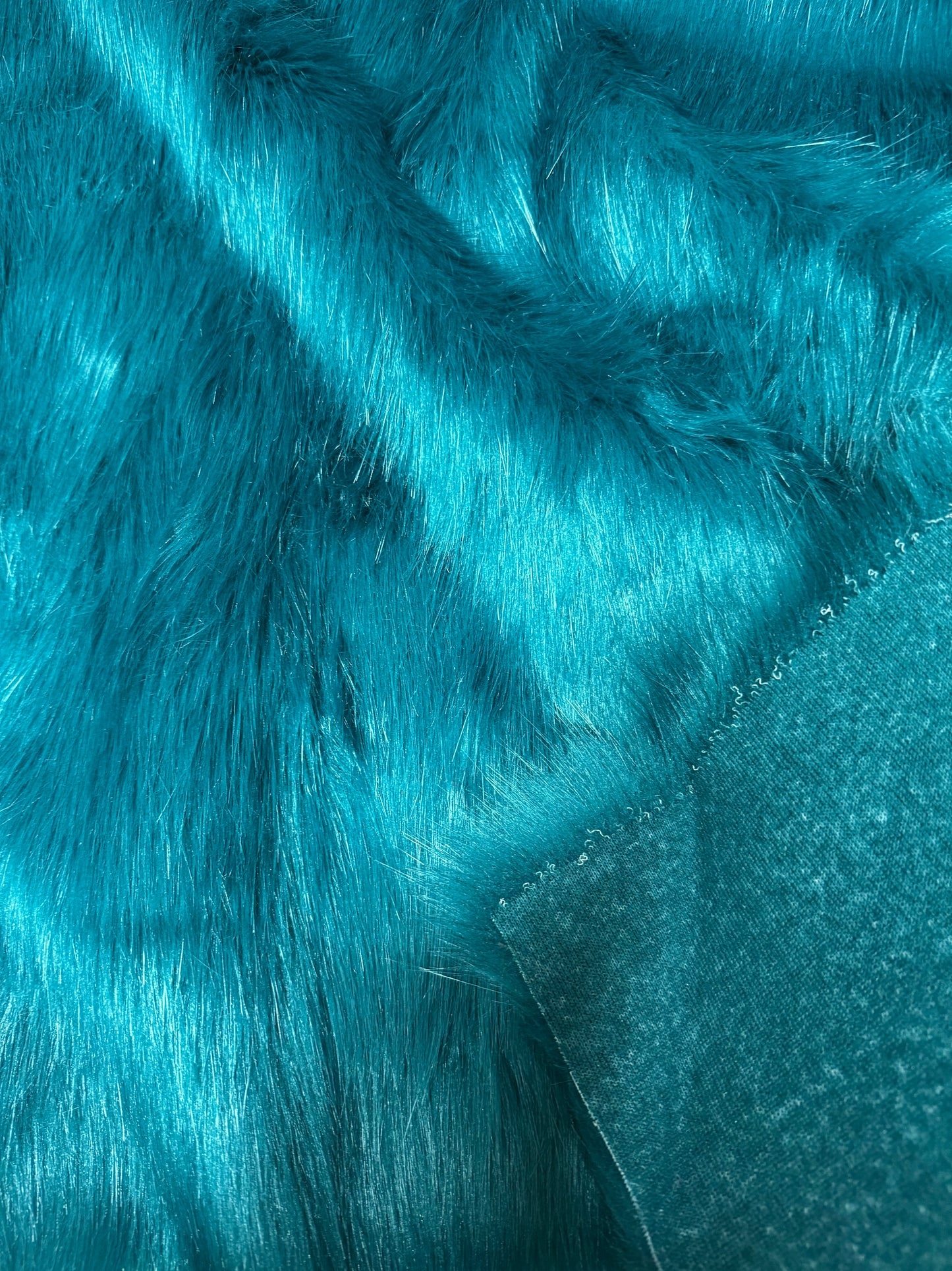 Coupon fausse fourrure 34×122 cm vert poils longs (poils 3/3,5 cm)