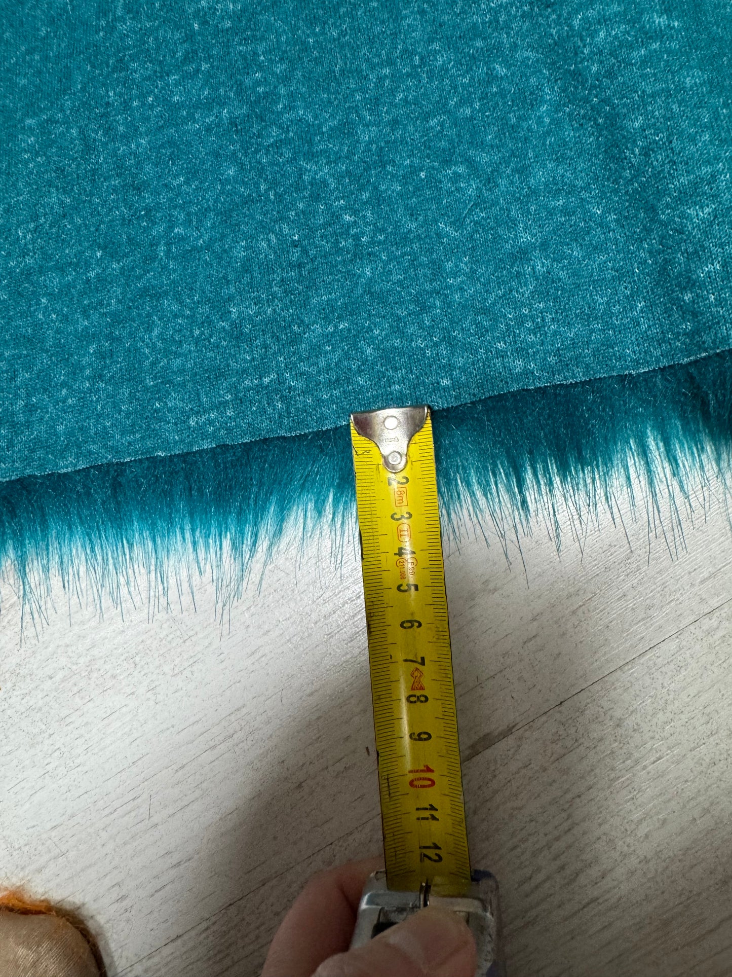 Coupon fausse fourrure 34×122 cm vert poils longs (poils 3/3,5 cm)