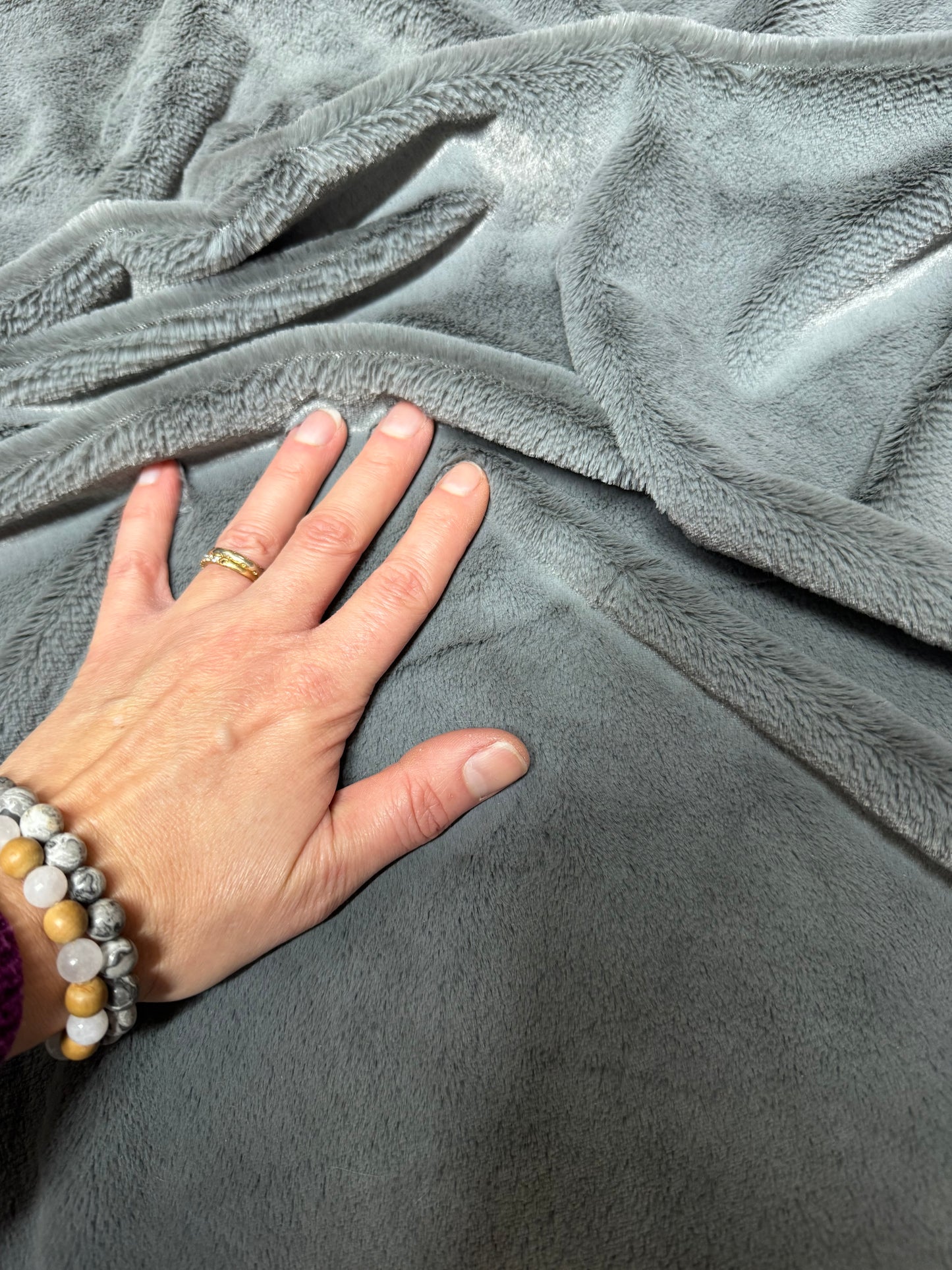 Coupon tissu très doux fausse fourrure à poils courts gris 30cm x 152cm