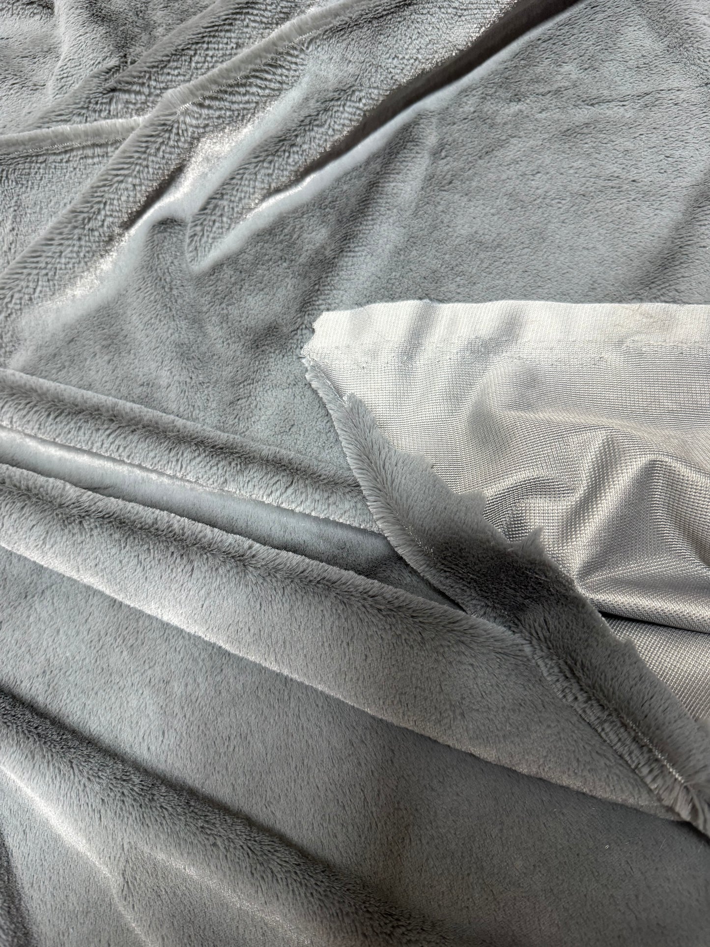 Coupon tissu très doux fausse fourrure à poils courts gris 30cm x 152cm