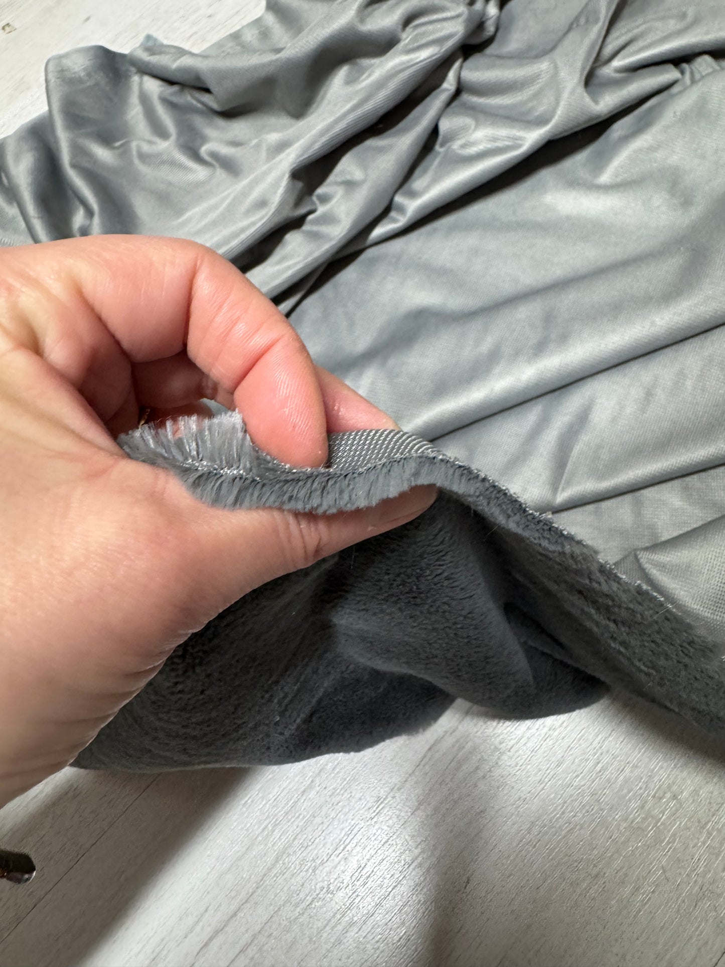 Coupon tissu très doux fausse fourrure à poils courts gris 30cm x 152cm