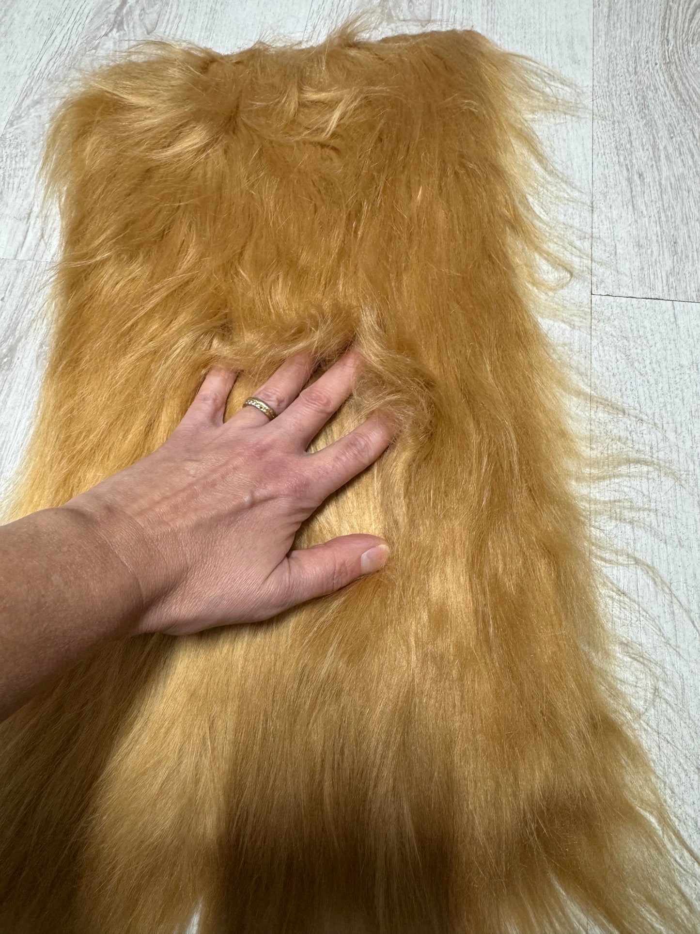 Coupon fausse fourrure à poils longs 8cm doux marron caramel 44cm x 25cm