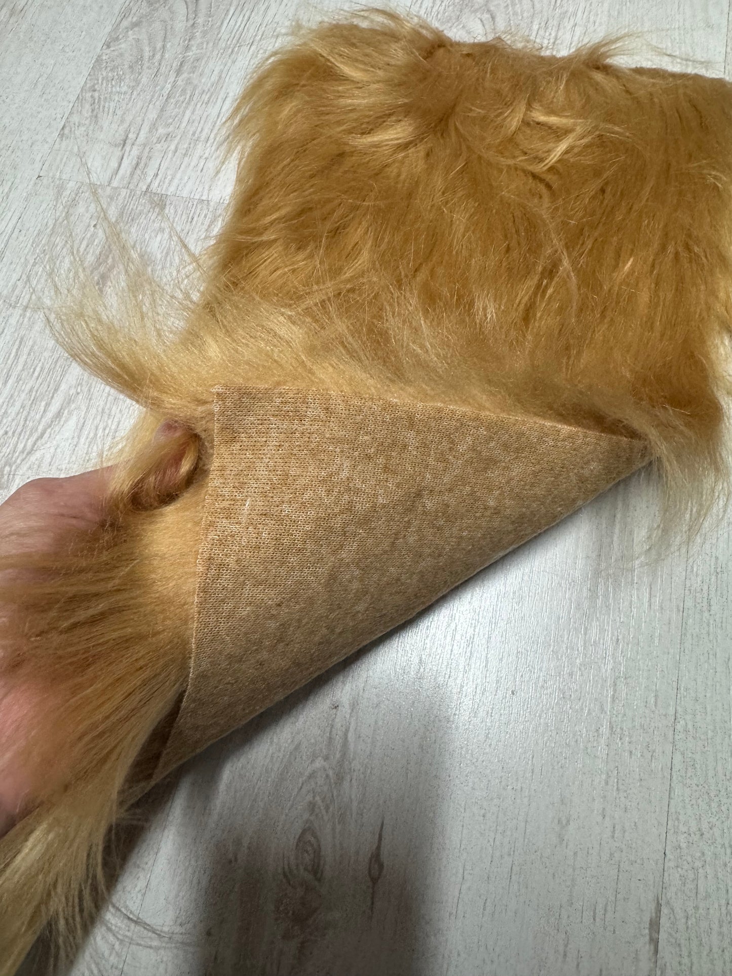 Coupon fausse fourrure à poils longs 8cm doux marron caramel 44cm x 25cm